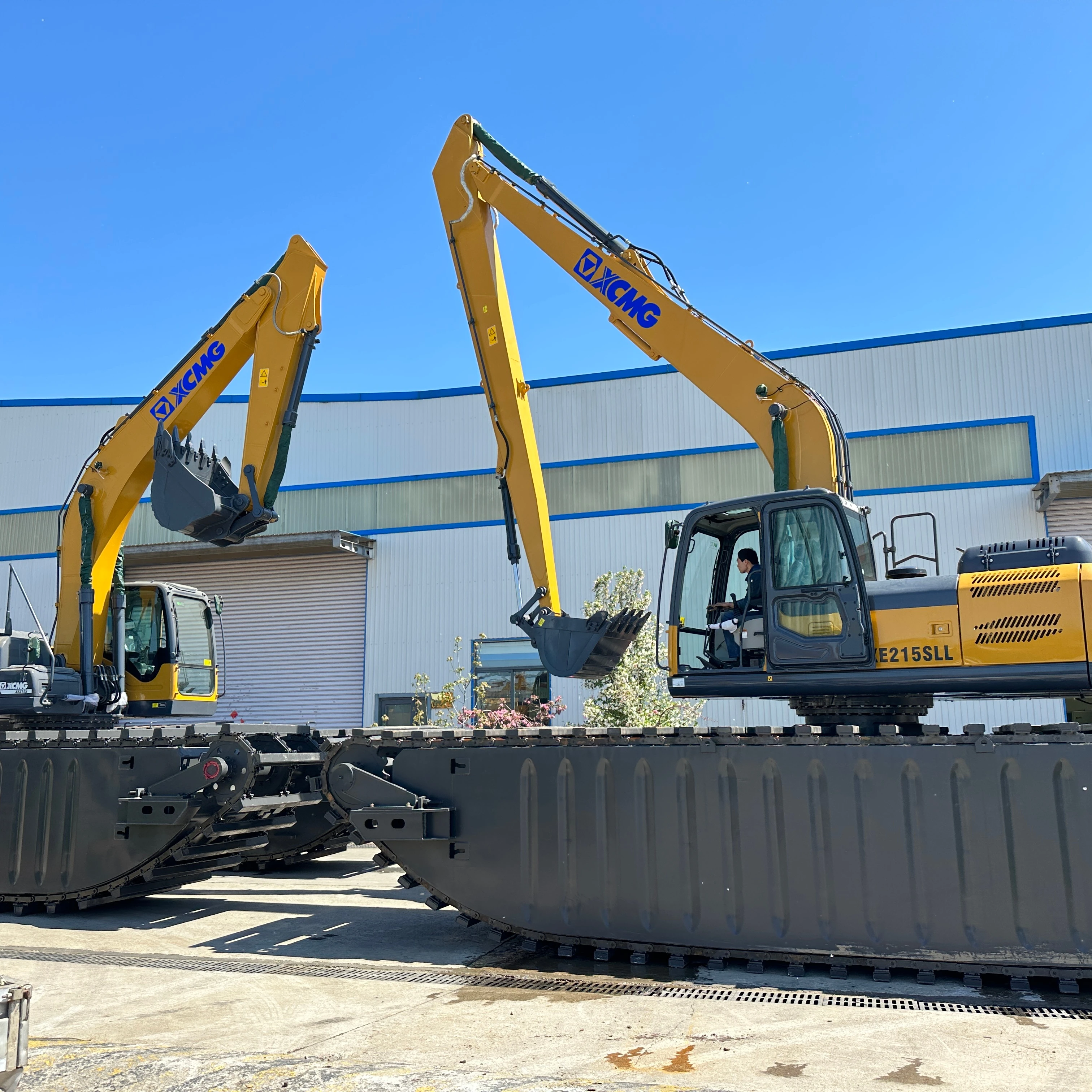 Floating Pontoon for Amphibious Excavator deep water manufacture with spud