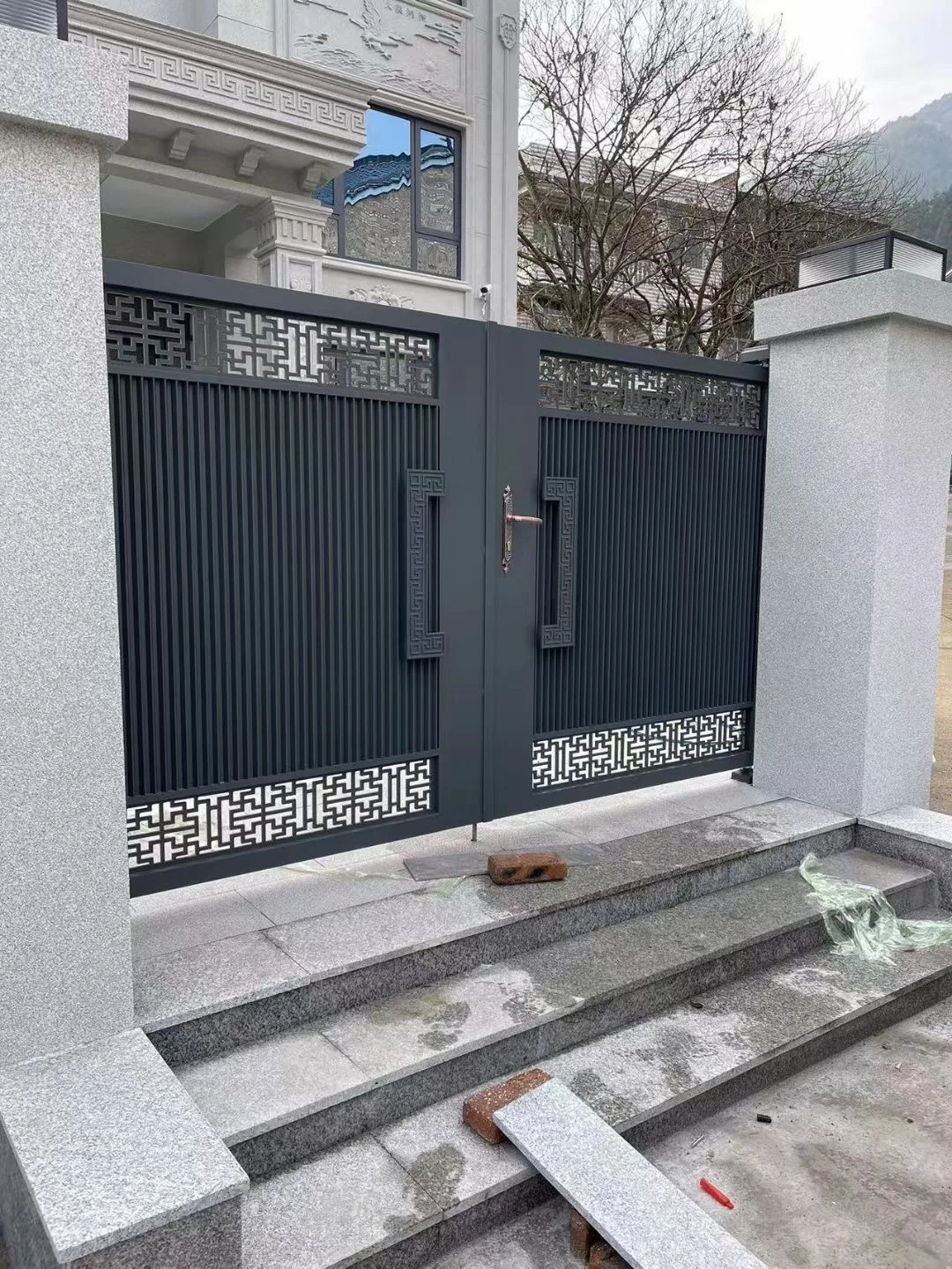 Aluminum Automatic Stacking Sliding Drive Gate for OEM Artistic Creations Main Door for Villa and Garden Aluminum Abode