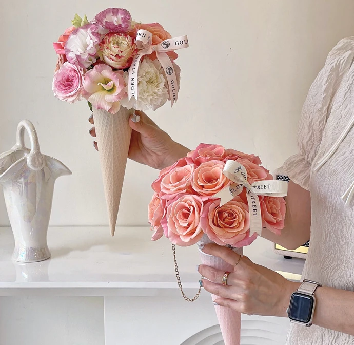 Ice cream cone shape flower box small portable hand hold hanging rose flower bouquet florist floral flower packaging with handle