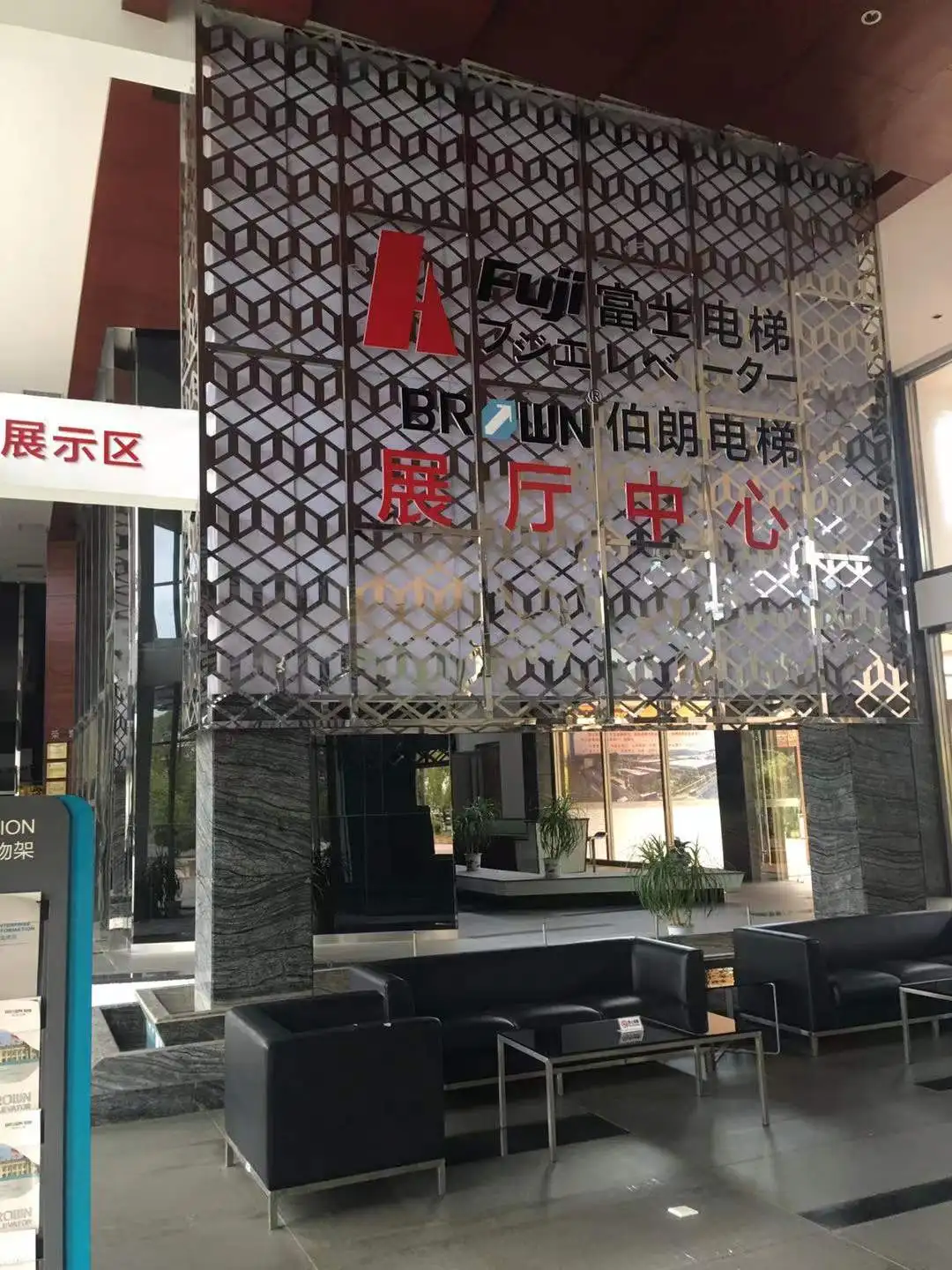 1500mm Warehouse Freight 3phase AC380V Cargo Elevator 0.5m/s Stainless Steel 304 Lift