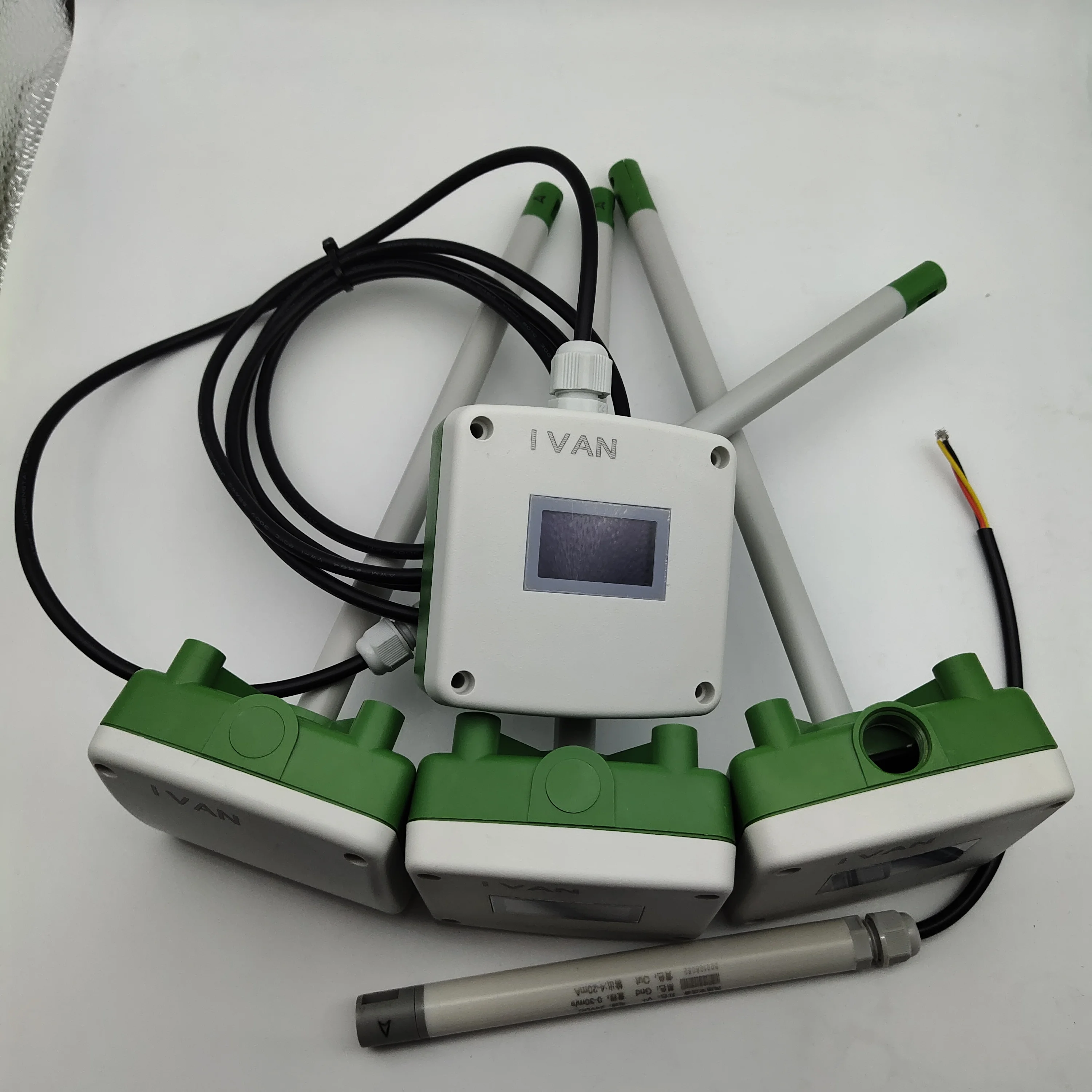 Wide measurement range split wind sensor