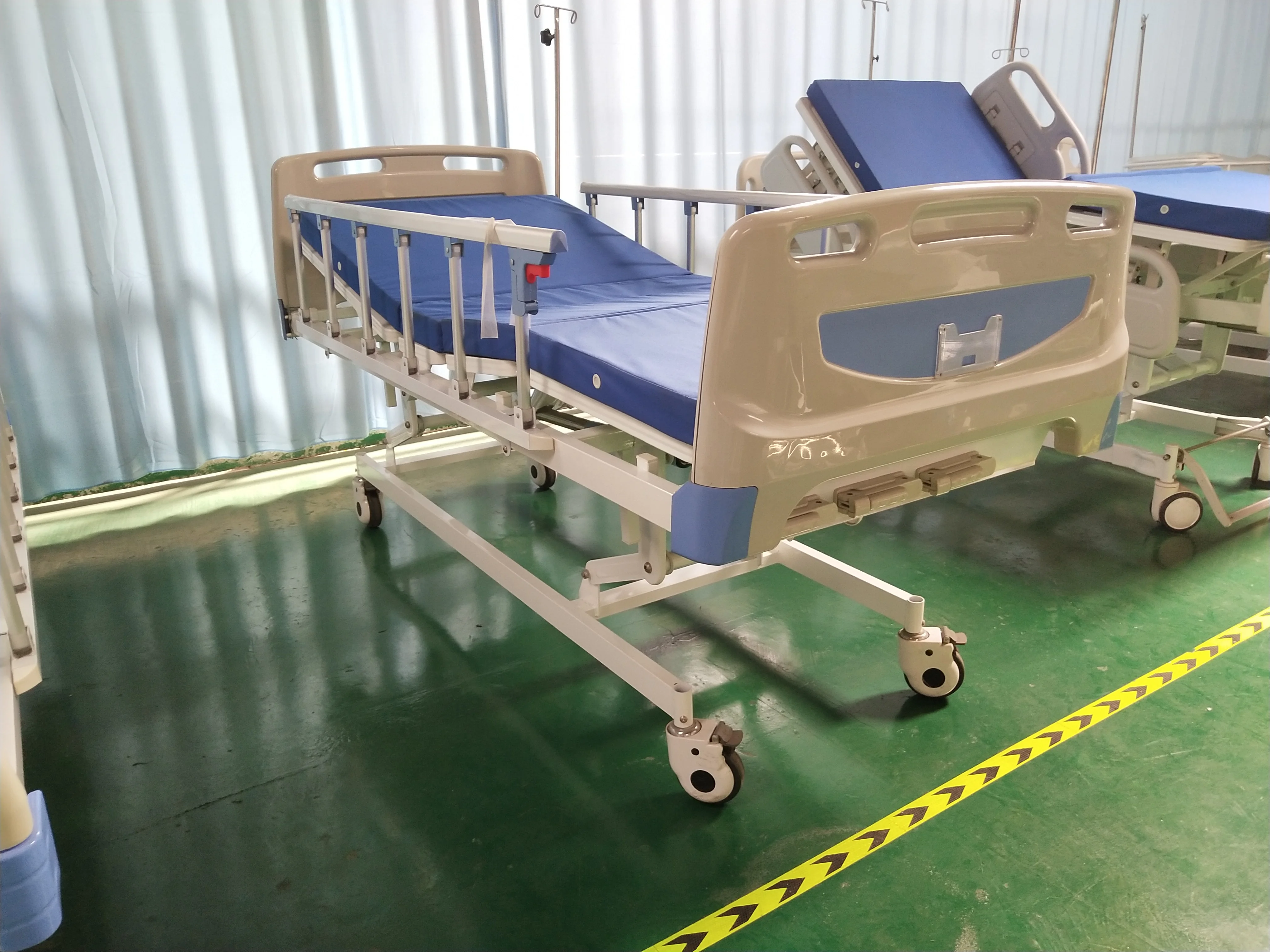 Hospital furniture Medical beds 3 cranks manual hospital beds for patient
