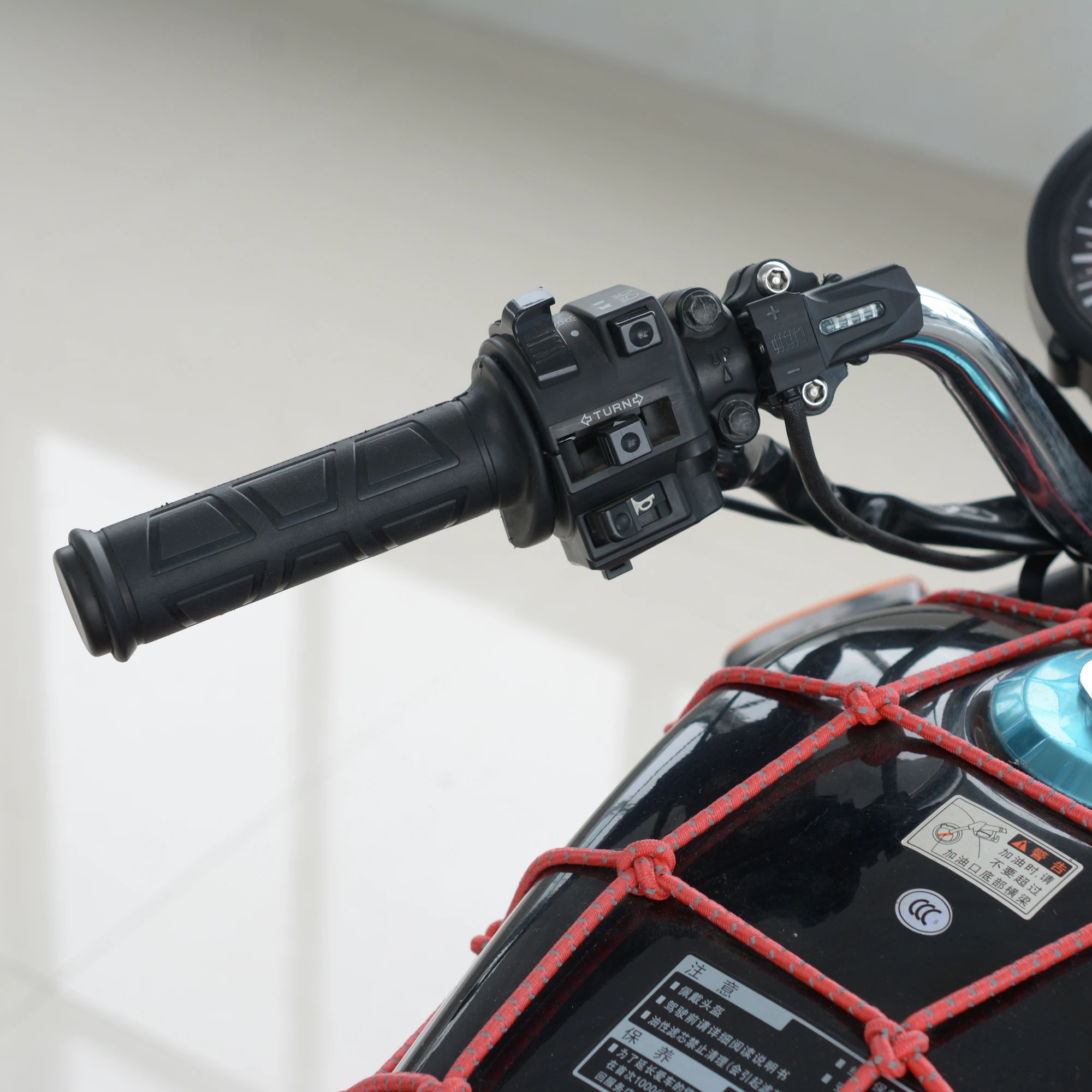 
Universal Motorcycle Heated Grip Warm Temperature Adjustable Motocross Handlebars Heated Grip Heater Five Steps Heating 