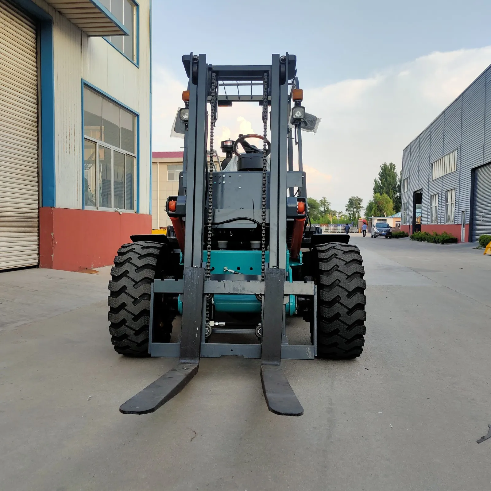 The brand-new four-wheel drive diesel forklift truck is suitable for off-road use in rough terrain.