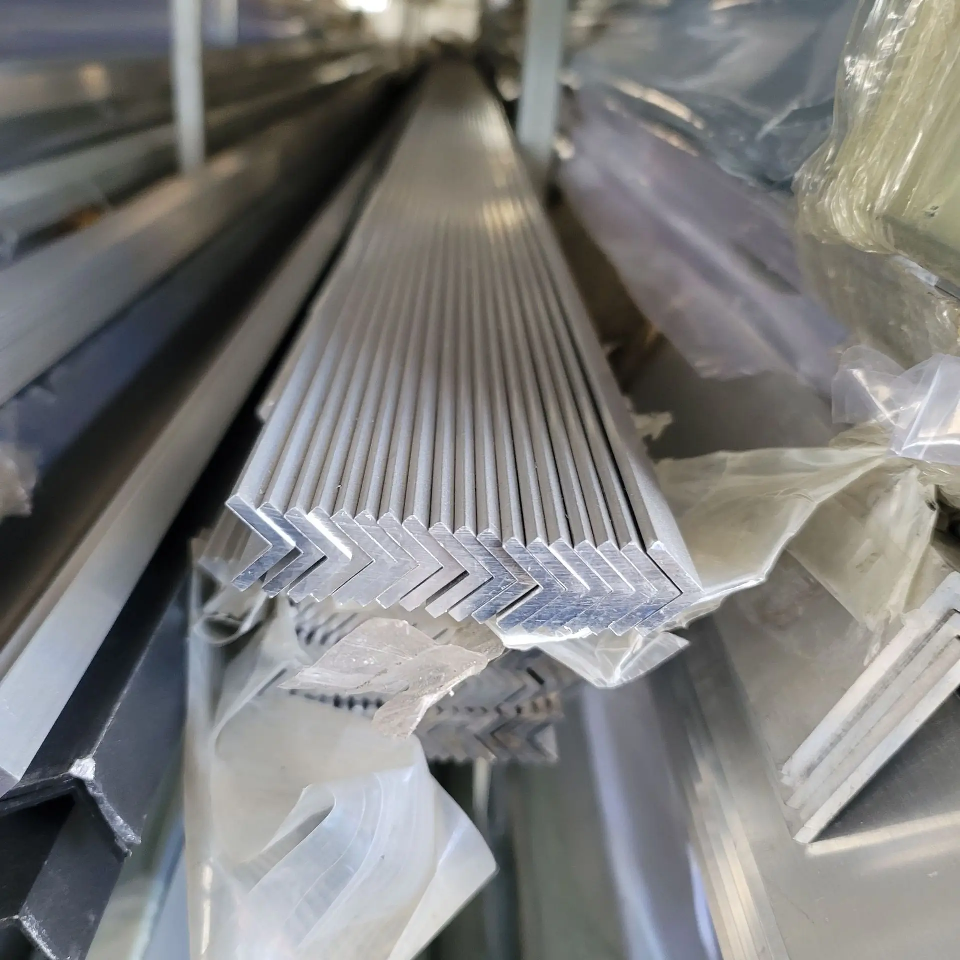 adjustable leg L Bracket aluminum Profile Extrusion 90 degree triangle edging strip L-shaped aluminum strip angle