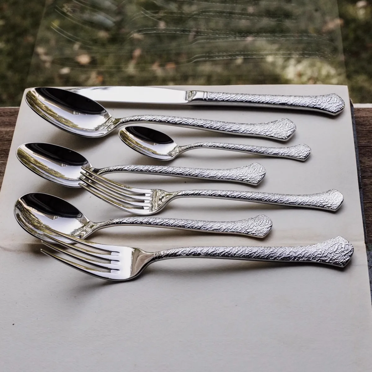 Wholesale 304 stainless steel French knife, fork and spoon retro rock plate relief cutlery set