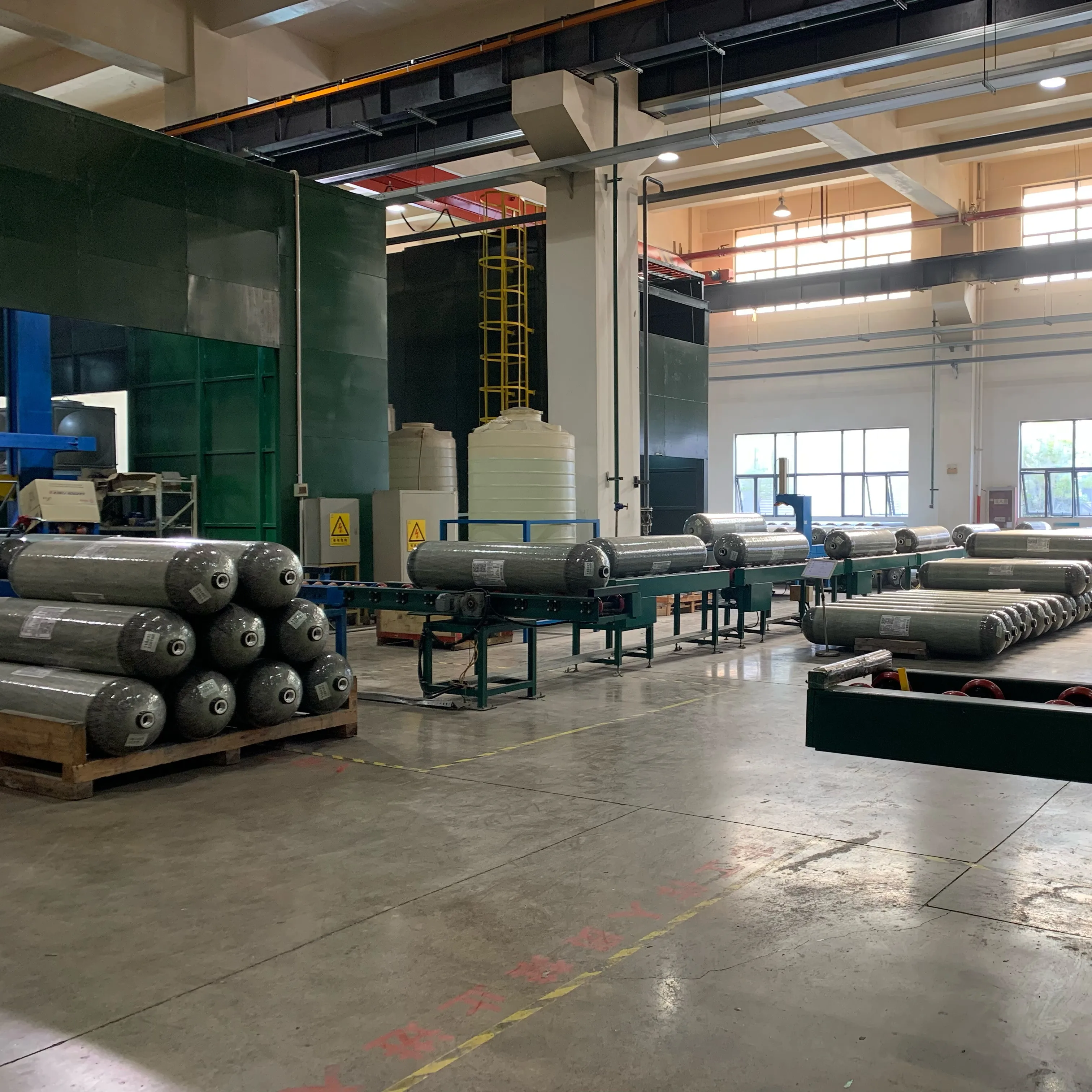 The onboard hydrogen supply system includes high-pressure hydrogen cylinders or tank