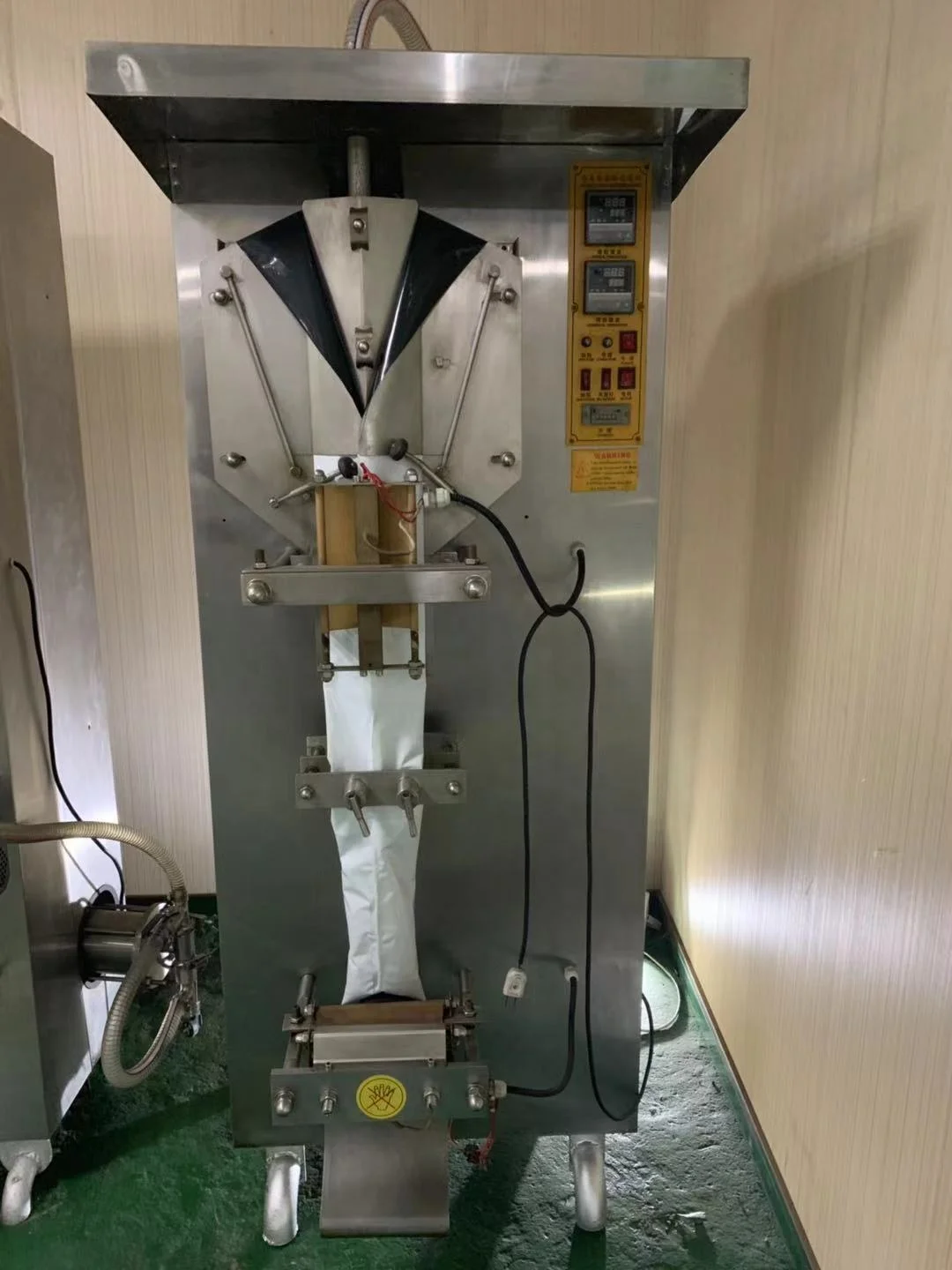 Hot Sale Automatic Filling Fill bag Packaging liquid milk juice filling packing machine