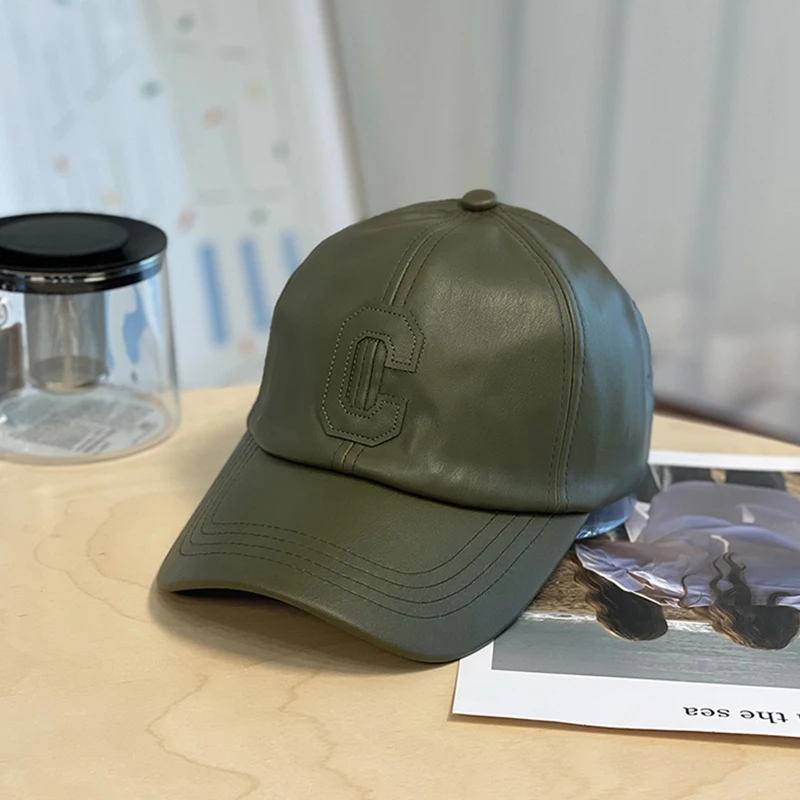 Мужская и женская бейсболка с вышивкой