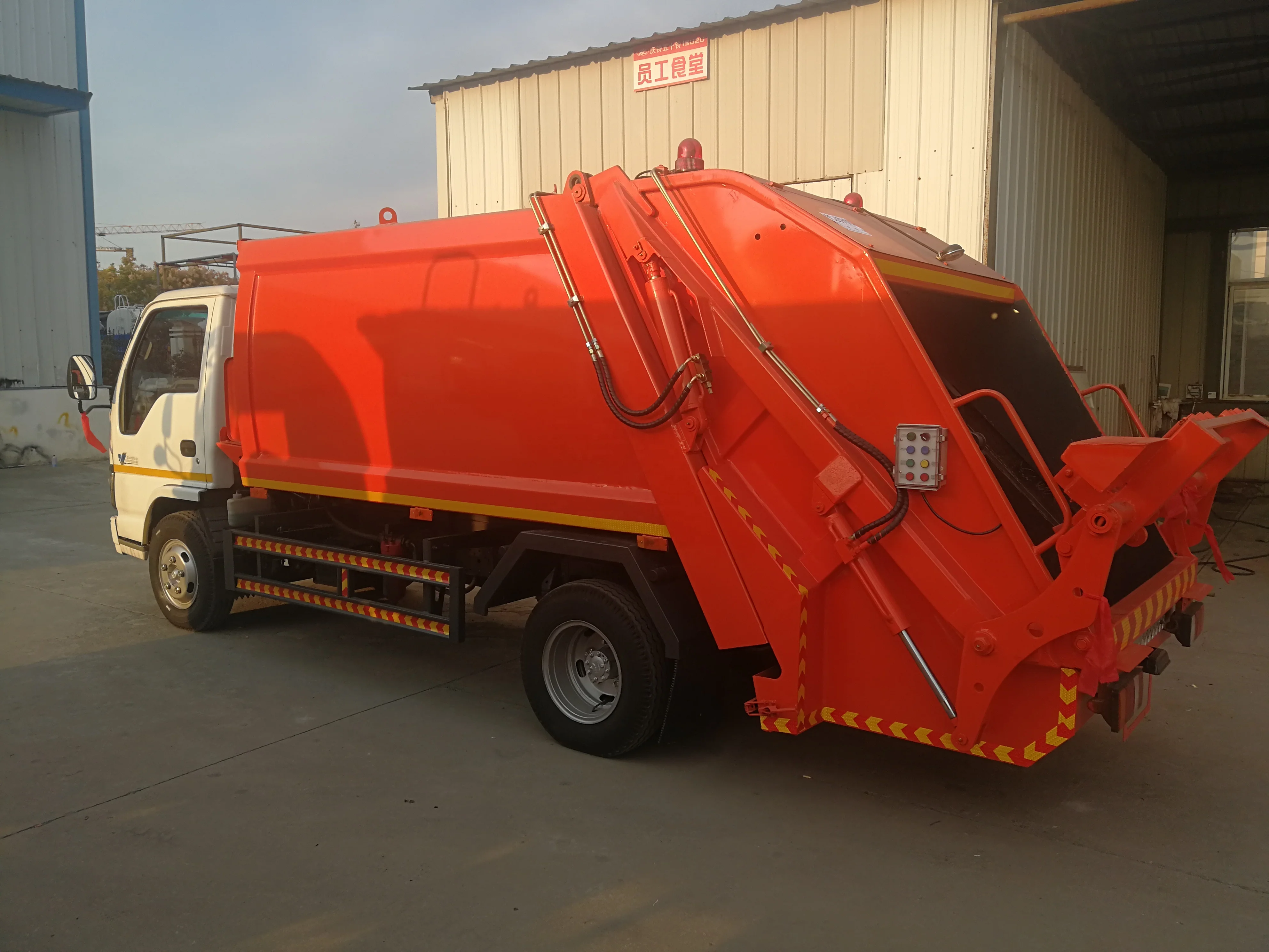 China factory hot sale ISUZU 9 CBM 4x2 Rubbish compression refuse Collector Garbage Compactor Truck  Collect compact Vehicle