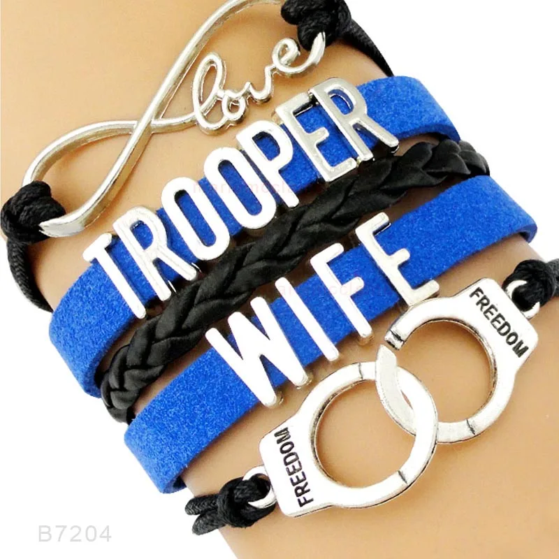 Аппарат для обеспечения мира сотрудники по исправлениям полицейский штурмовик сотрудник правоохранительных органов Лео установил браслеты собак