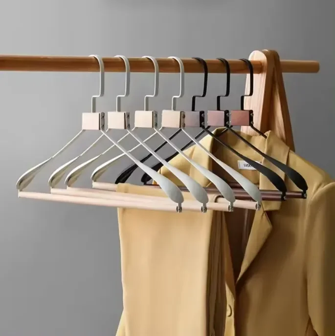 High quality custom logo wide shoulder wooden clothes suit hanger wholesale