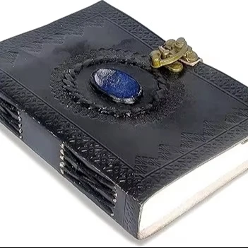 Тисненая кожаная записная книжка с застежкой