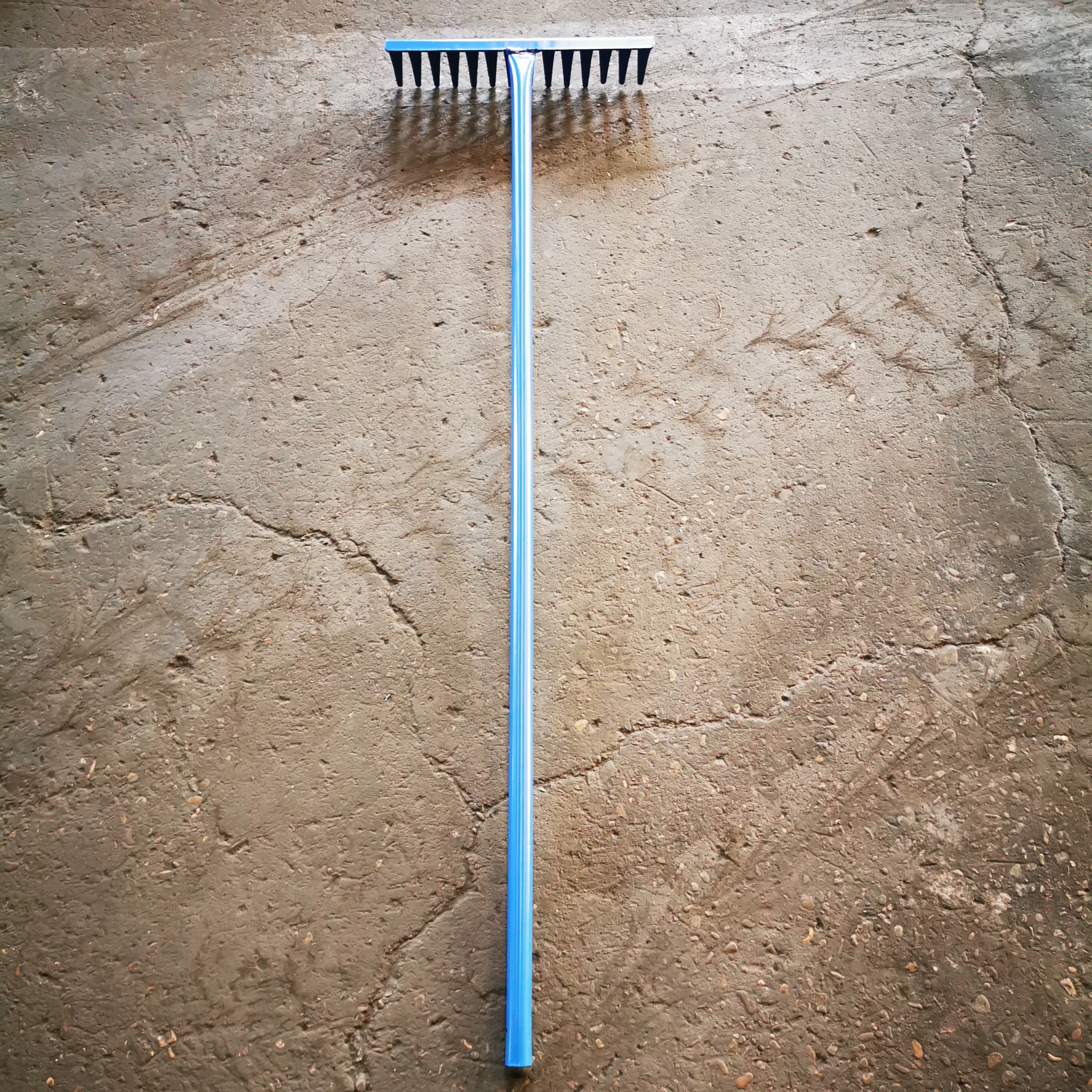 tangshan factory garden tools yemen market steel handle rake