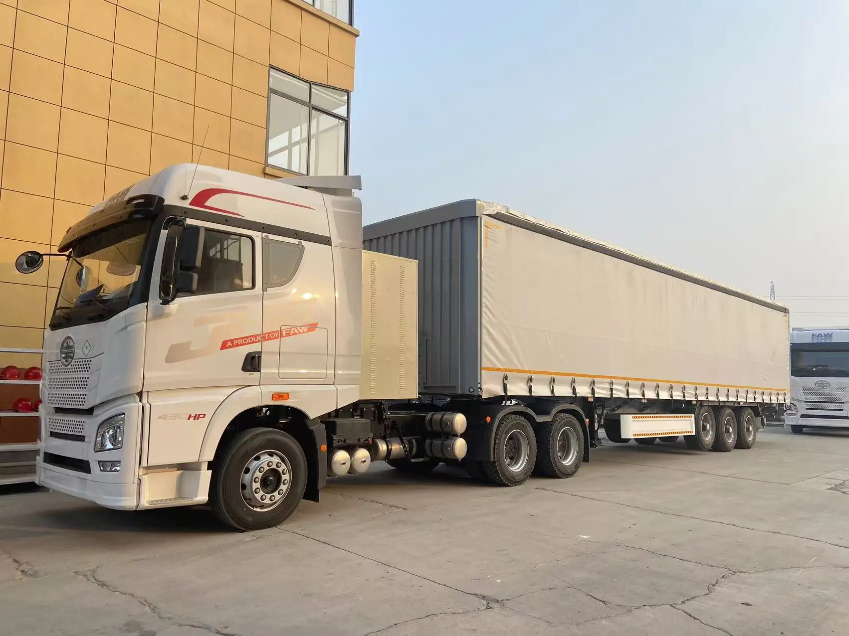High Quality Durable Using Various Half Oil Tank Semi-Trailer Transporter With Bottom