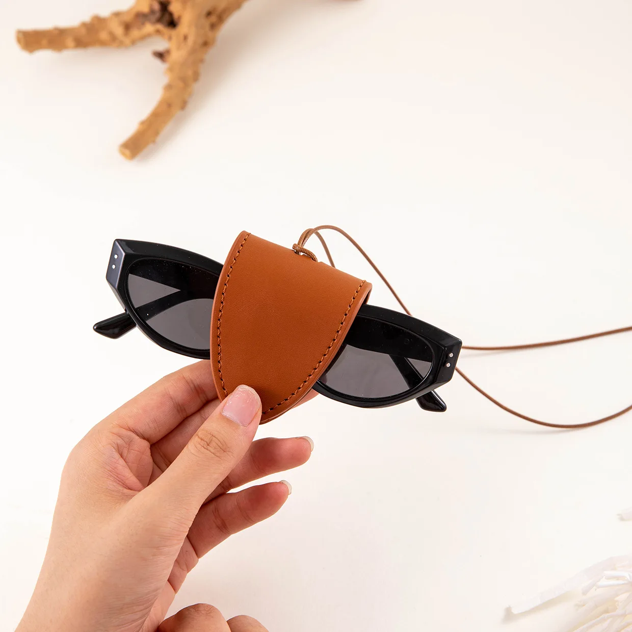 Portable Leather Hanging-Neck Magnetic Clip Eyewear Lanyard Glasses Storage Sunglasses Holder Hat Clip With Rope