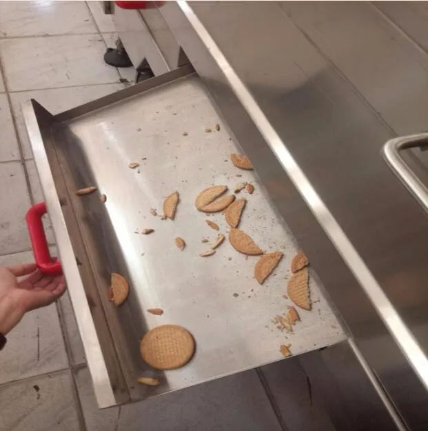 Skywin Industrial High Speed Two Rows Cream Jam Filling Biscuit Cookie Sandwiching Machine With Flow Pack