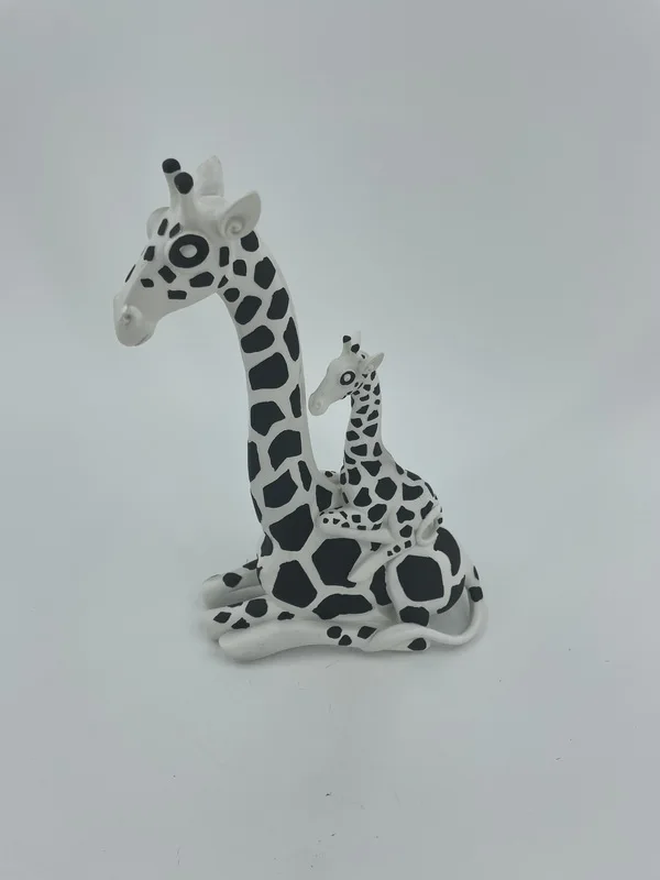 2021 China Manufacture black and white resin giraffe statue