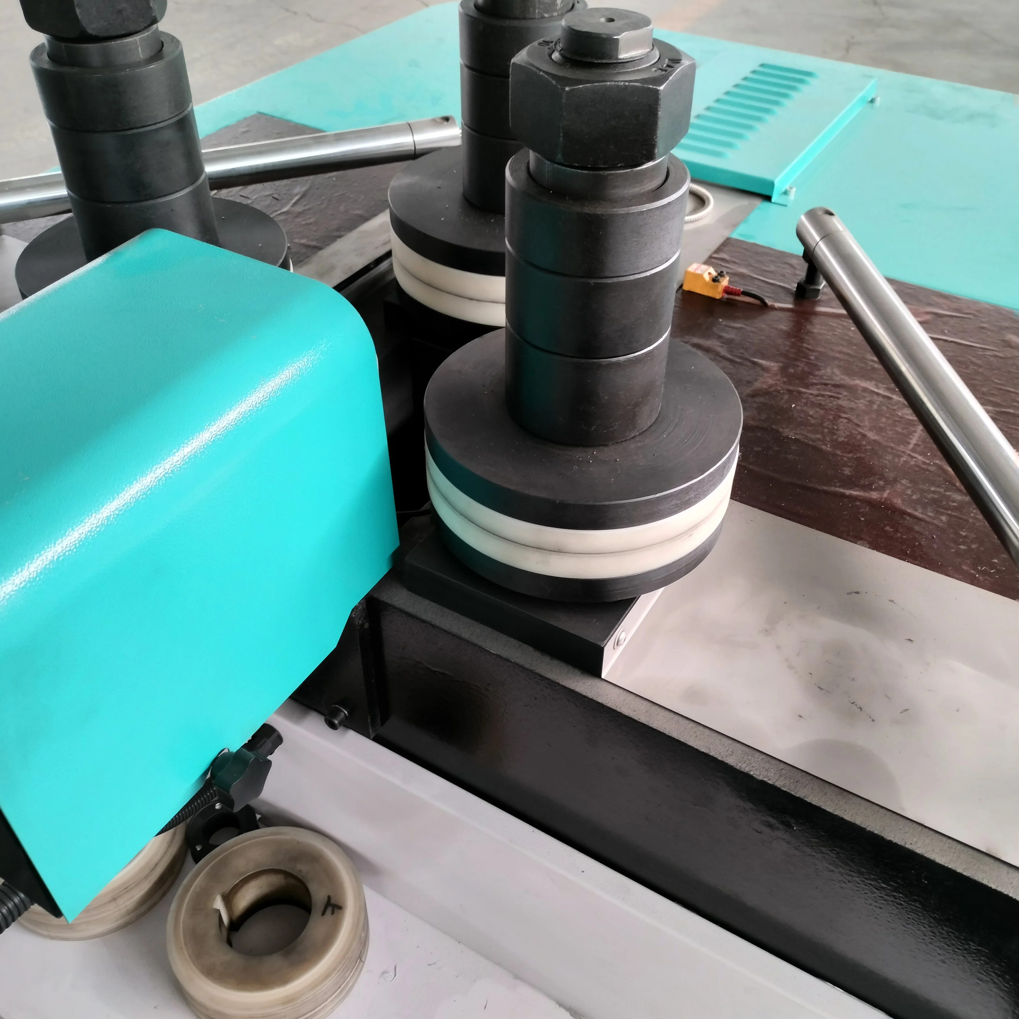 Best sell good quality cnc roll bending machine 25t(3 servo motor) bending rolling machine