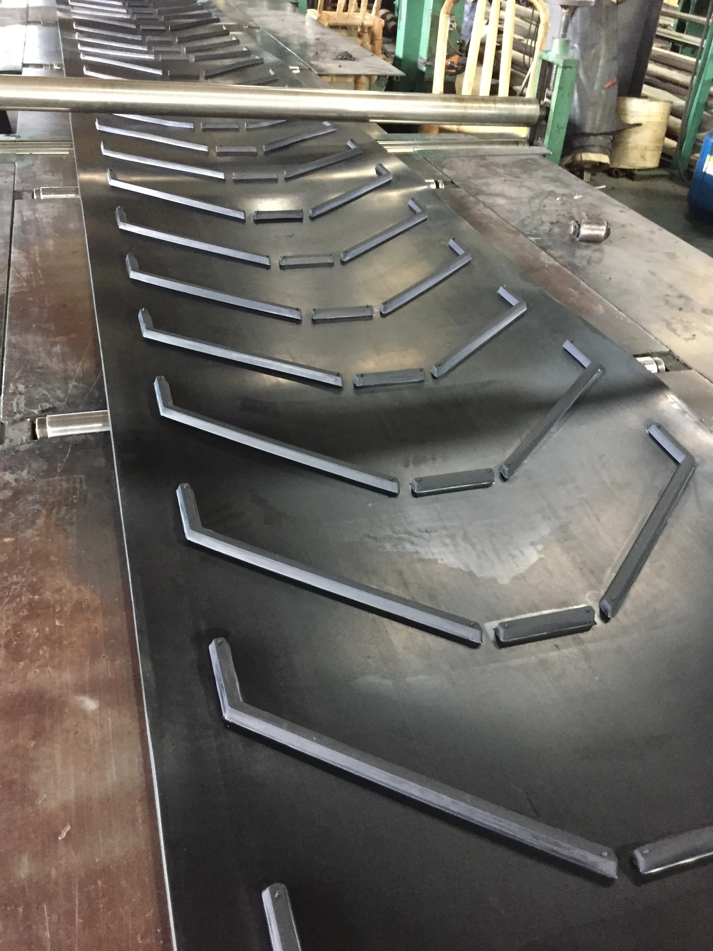 6mm-25mm Height Anti Slip Cleated V Type Chevron Patterned Conveyor Belt best price