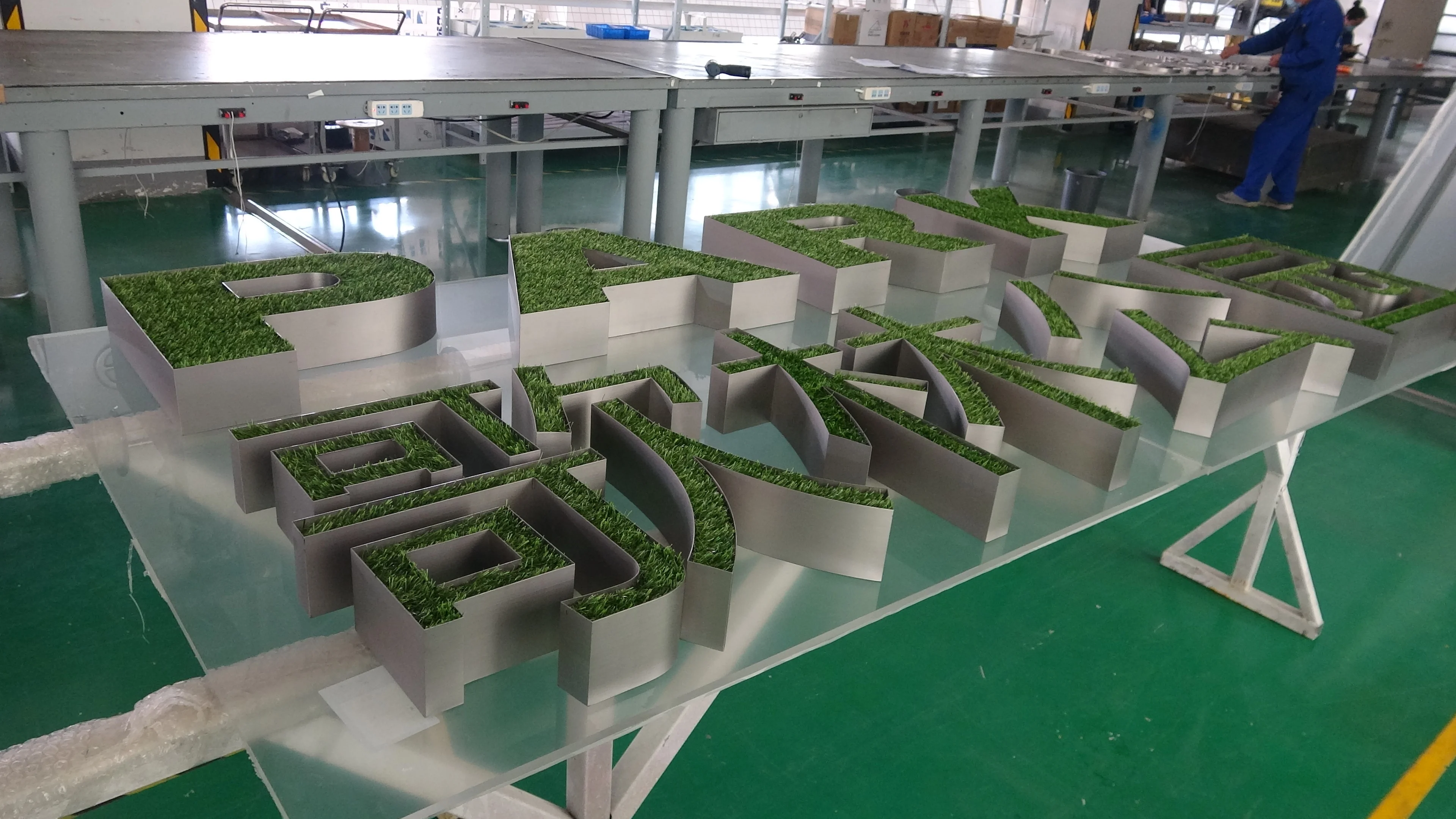 
Custom Outdoor Programmable Brushed Metal Business Signage for Avertisement 