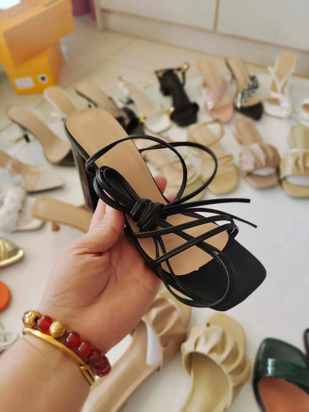 Китайская фабрика, босоножки большого размера на каблуке с открытым носком, обувь для женщин, оригинальный дизайн, смешанные стильные босоножки, есть в наличии