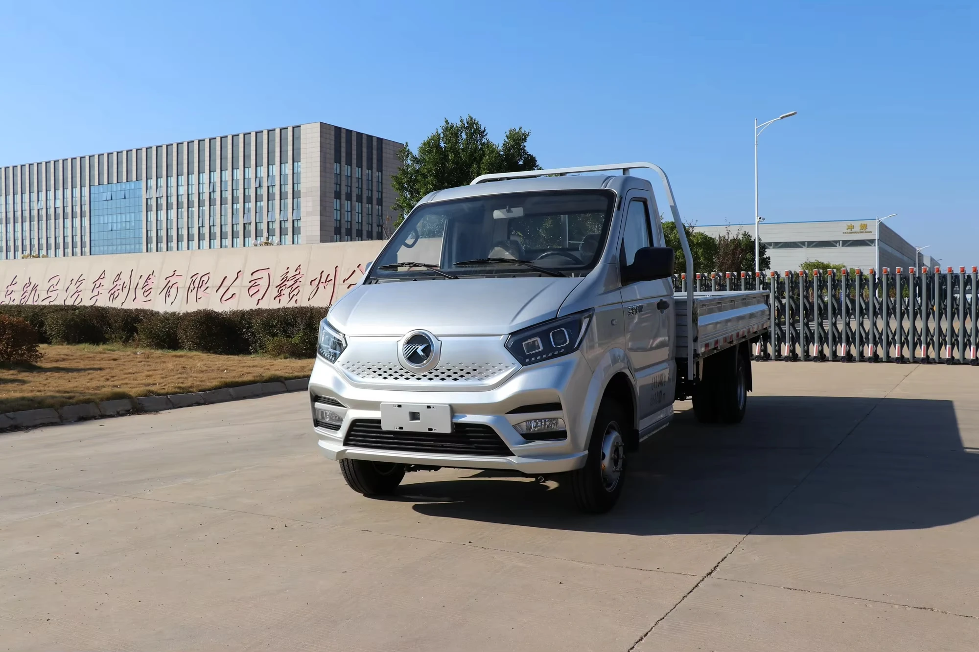 KAMA China Mini Electric Cargo Pickup Truck New Energy Vehicle 230KM Range Fast Charge 40 Minutes Euro 6 Emission Standard Left