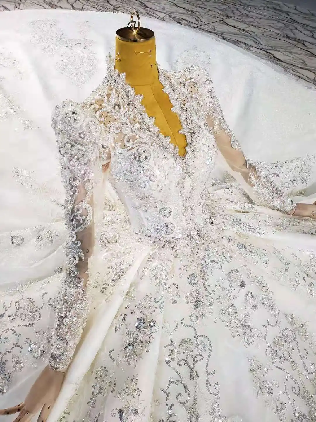 Long sleeves crystal Bll bridal dress Luxury bead  Lace Arabic Wedding Dress Big  Ball Gown dress For Women