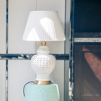 Customized Jingdezhen White Hollow Out Ginger Jar Ceramic Table Lamp Modern Hollow Porcelain Bottle Decorative Table Lamp