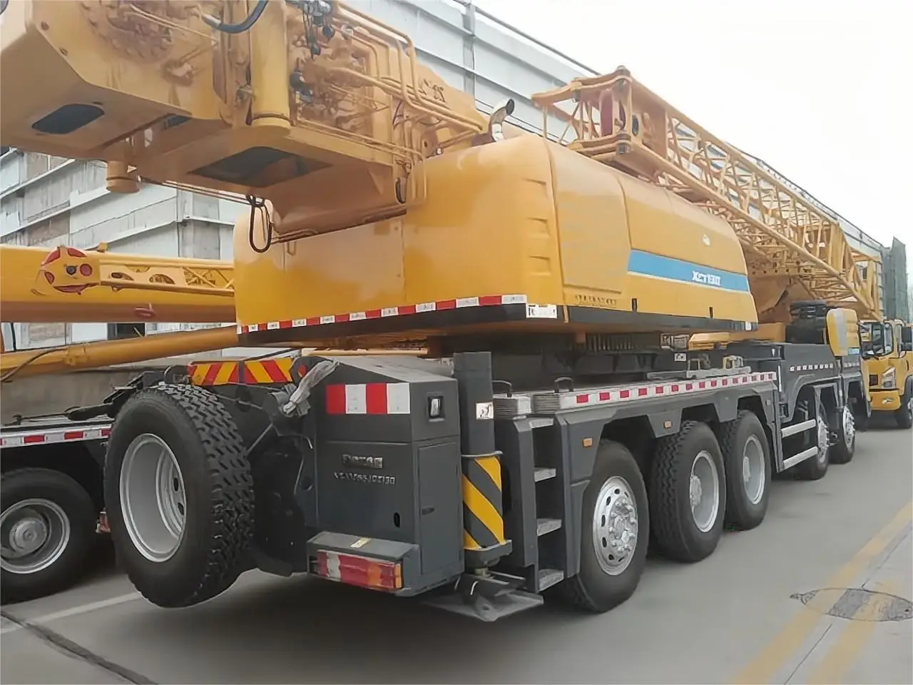 XCMG 130ton truck crane XCT130 used crane trucks for sale