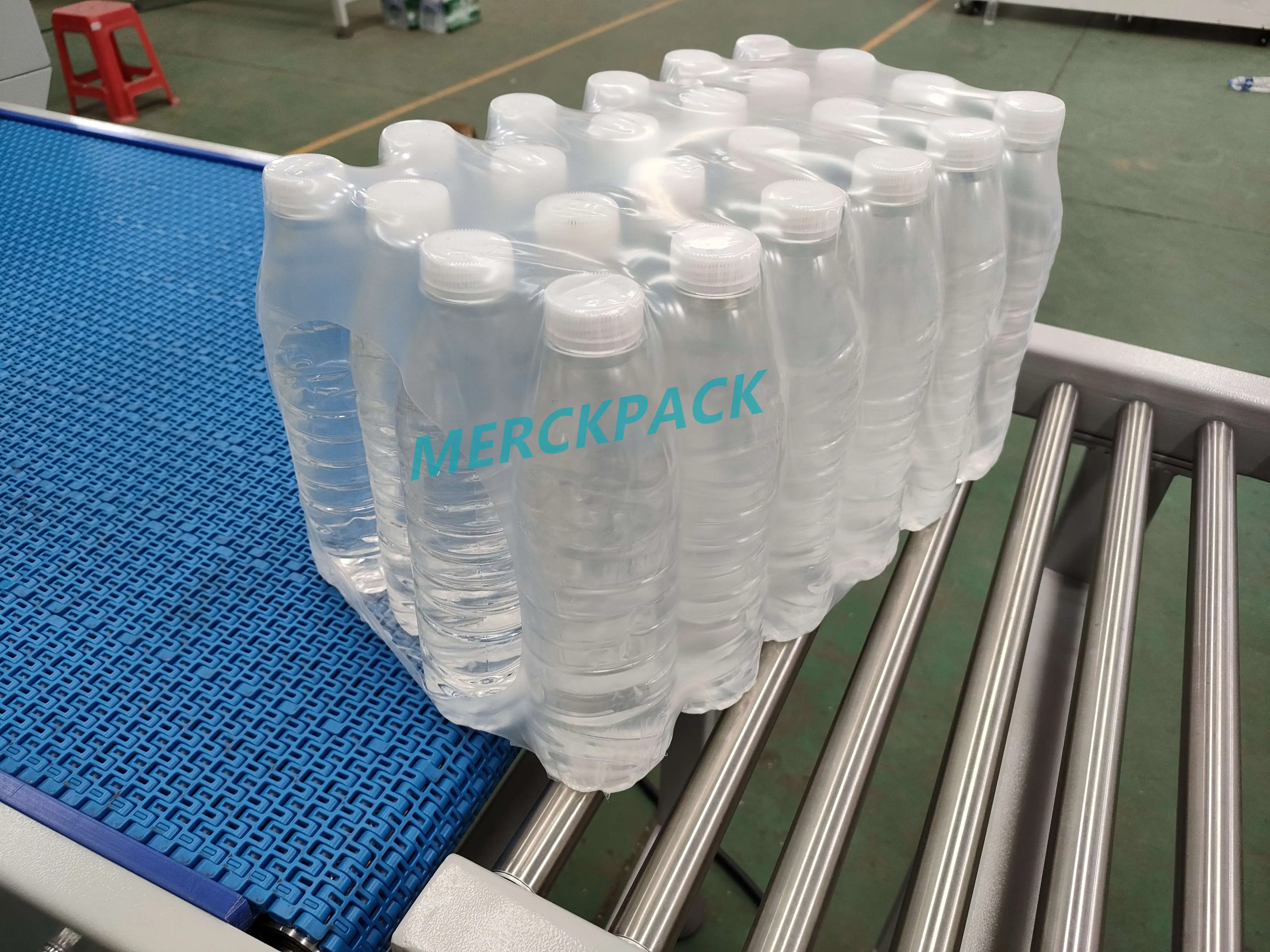 Автоматическая высокоскоростная полиэтиленовая пленка термоусадочная упаковочная машина для растягивания бутылок воды сока напитков газированные банки производственная