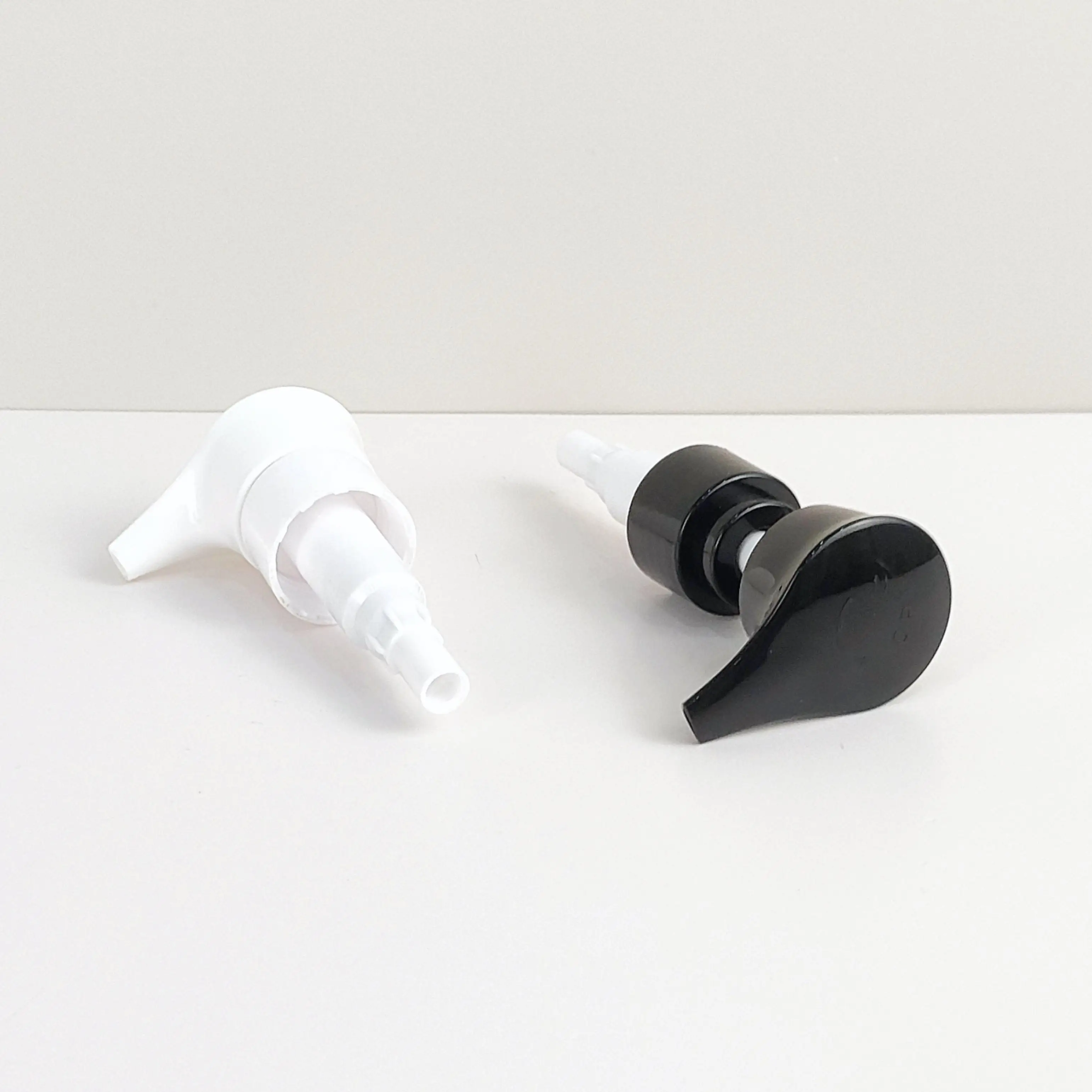 Black 500ml Plastic Pump Conditioner Dispensers for Body Wash Refillable Amber Shampoo Shower Soap Bottle with Sprayer Water Use