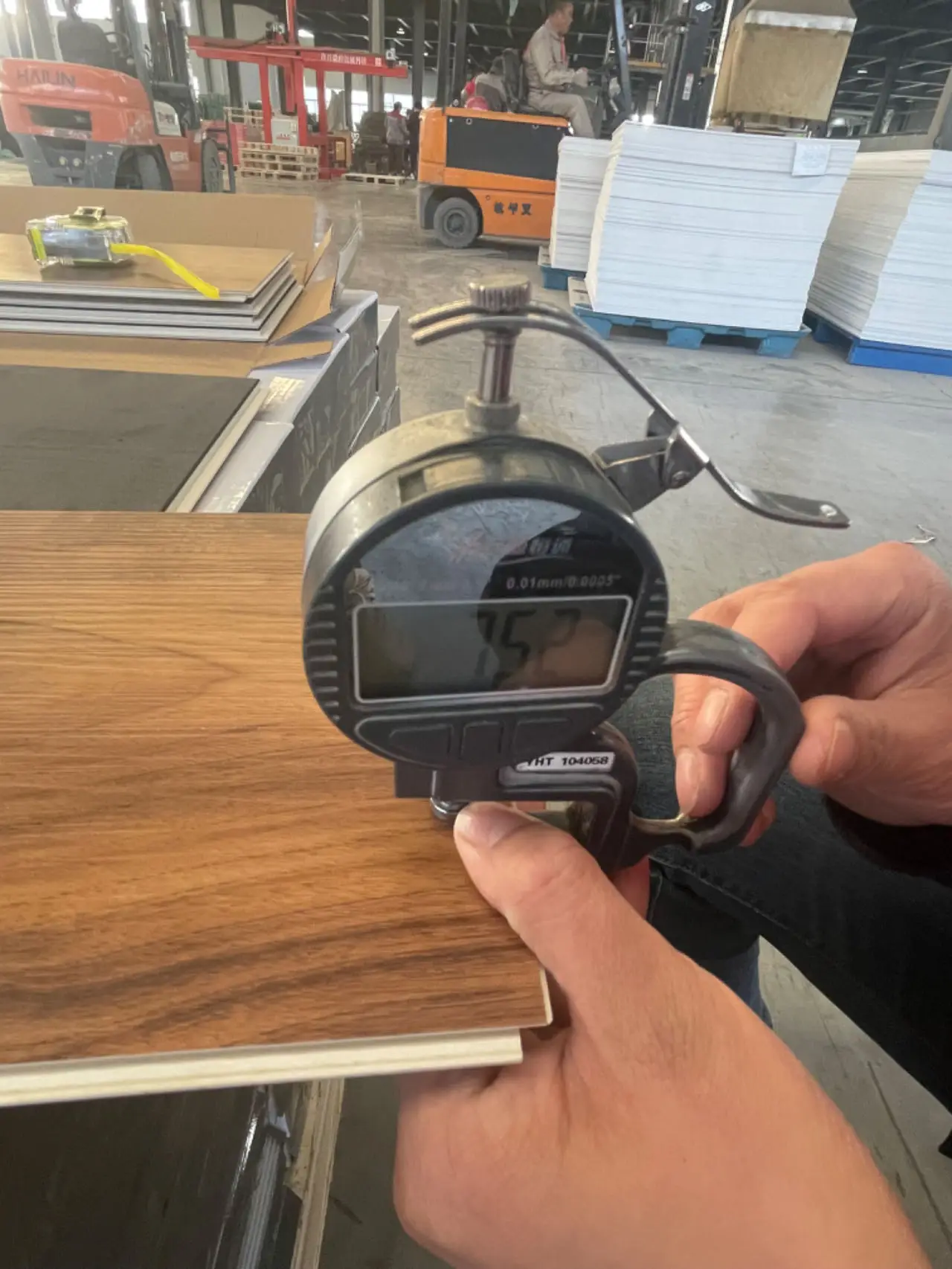 Hybrid Click Lock LVT PVC Material Rigid Core Luxury SPC 4mm 5mm 6mm 7mm 8mm Vinyl Flooring With Attached Foam