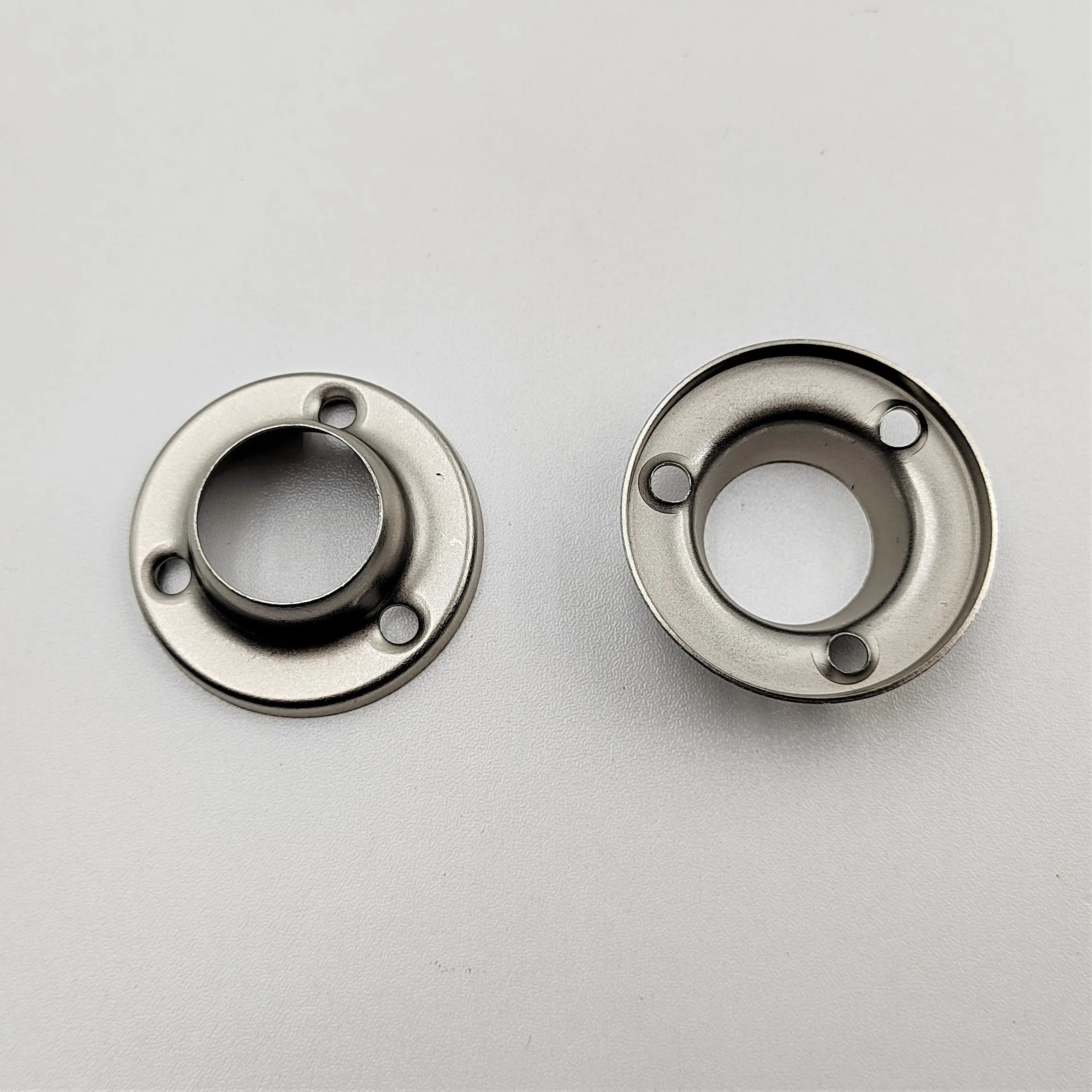 high-quality 19mm Round Type Wardrobe Pipe Flange  Wardrobe Hanger Clamp Furniture Tube Support