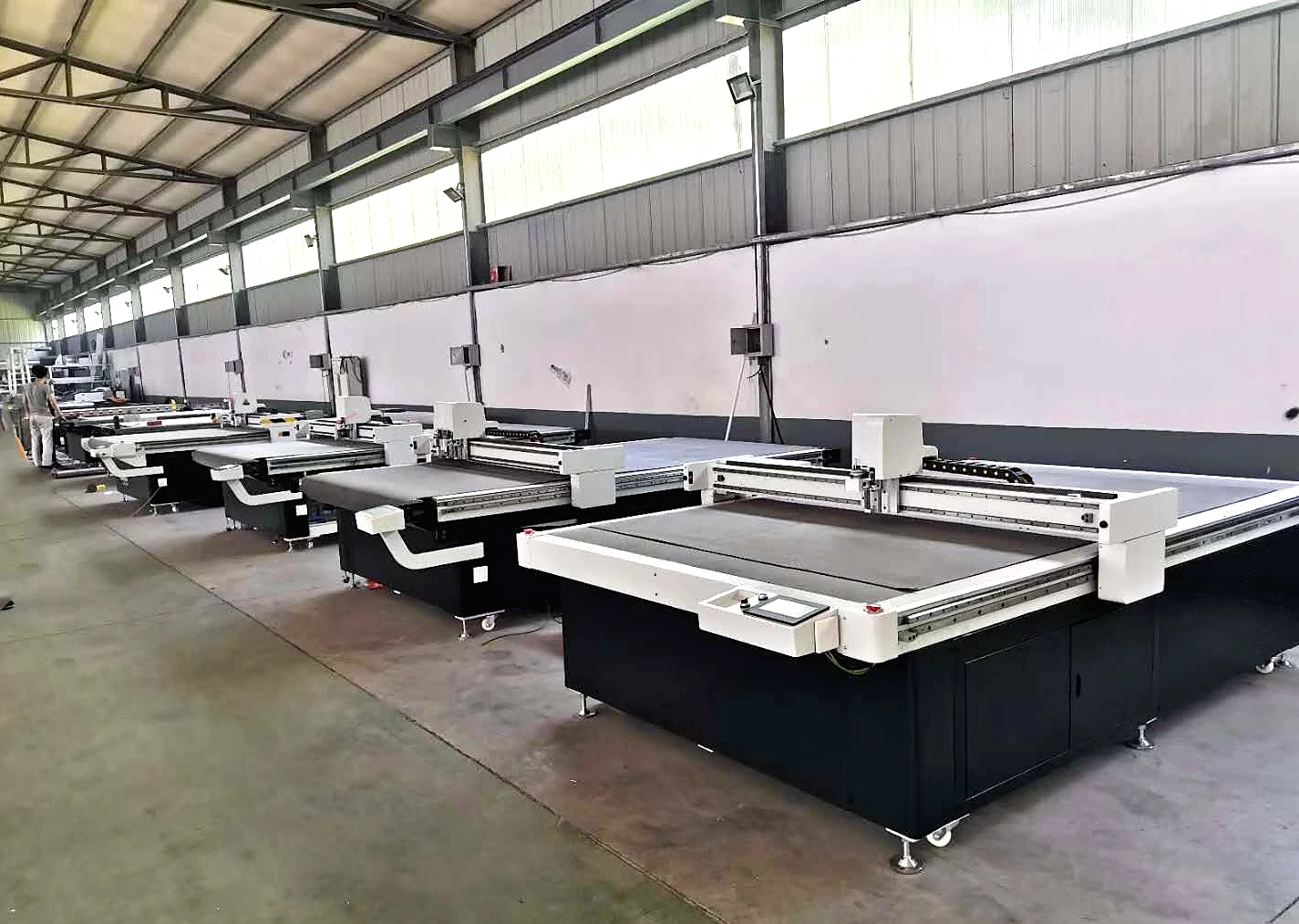 cloth digital cutter machine with automatic loading system for fabric rolls and multi layer textile cutting