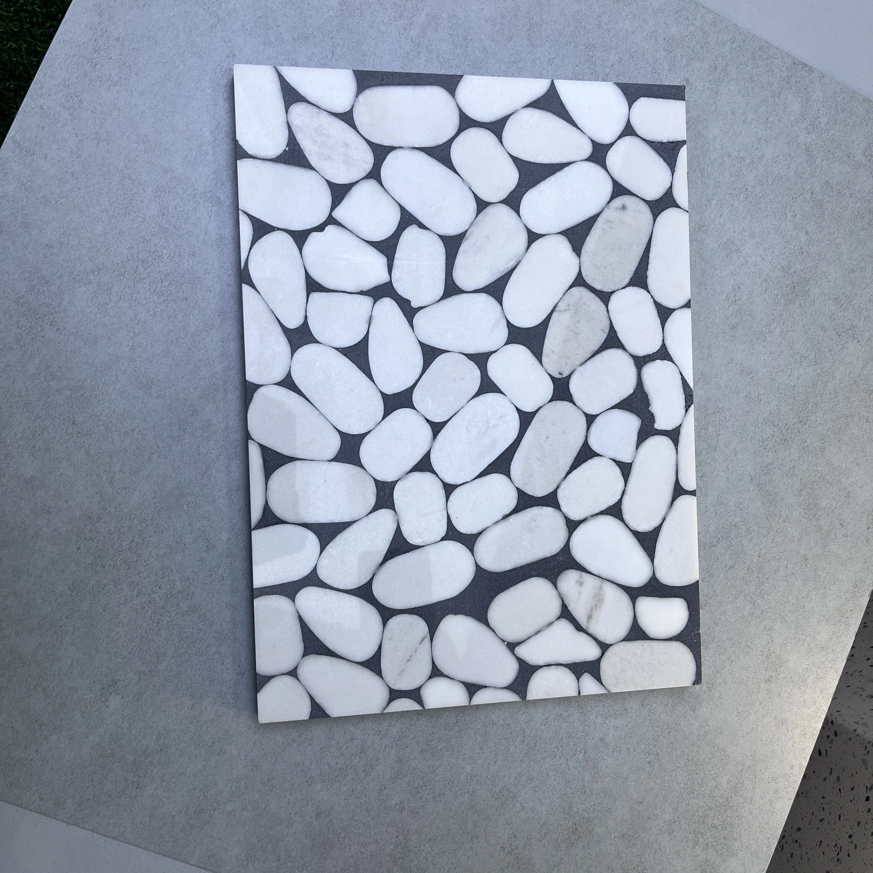 Белая мраморная мозаичная декоративная доска натуральная галька мозаика терраццо противоскользящая износостойкая прямые продажи с завода