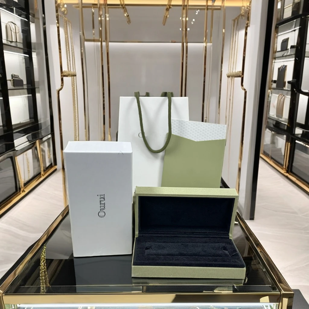 Luxury Green Velvet Jewelry Gift Box PC Material for Packaging Earrings Bracelet Necklace Ring for Storage or Gift Giving