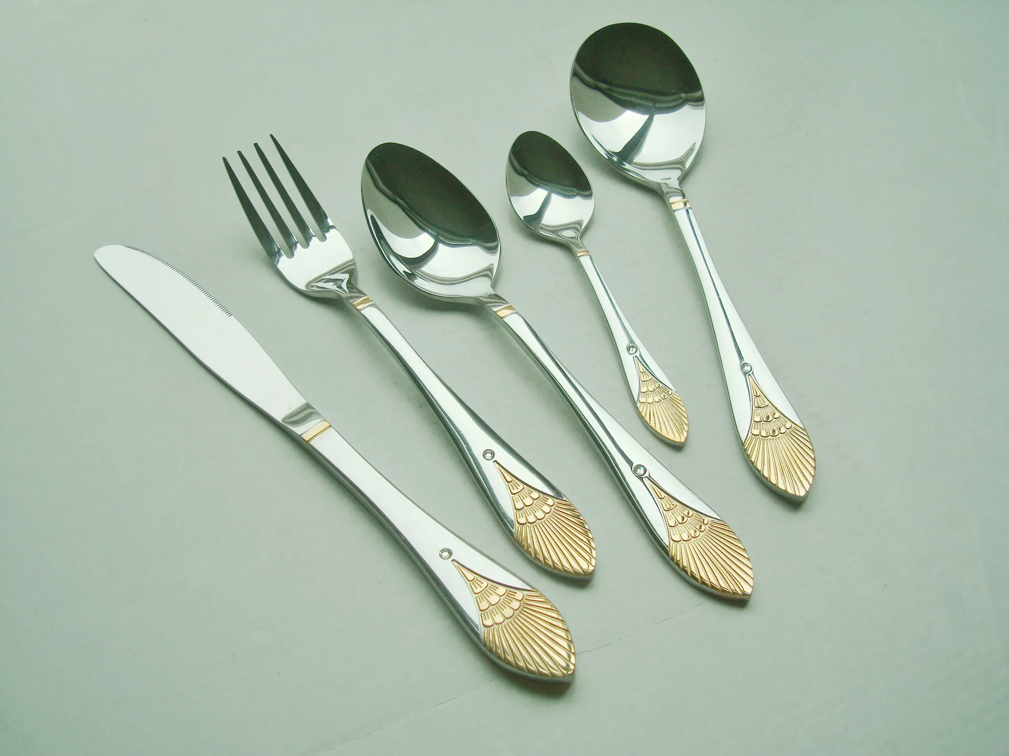 Popular reusable wedding  gold cutlery set knife spoon fork flatware set juego de cubiertos con filo dorado gold plated cutlery