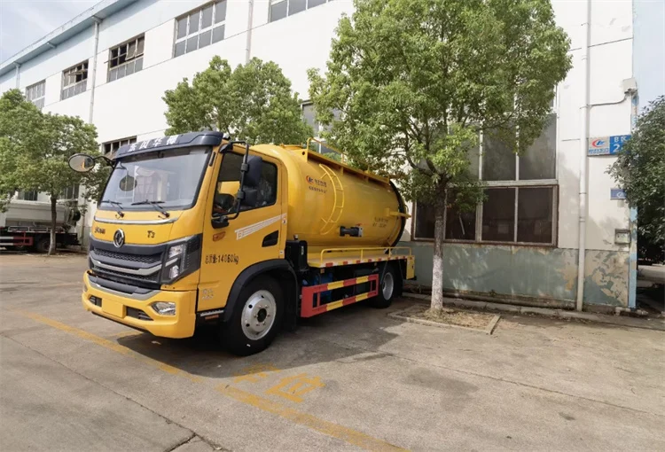 Dongfenghua God T3 Sewage Suction Truck round Tank Cleaning Manual Transmission 4x2 Diesel Fuel Vacuum Pump for Car Septic Tank