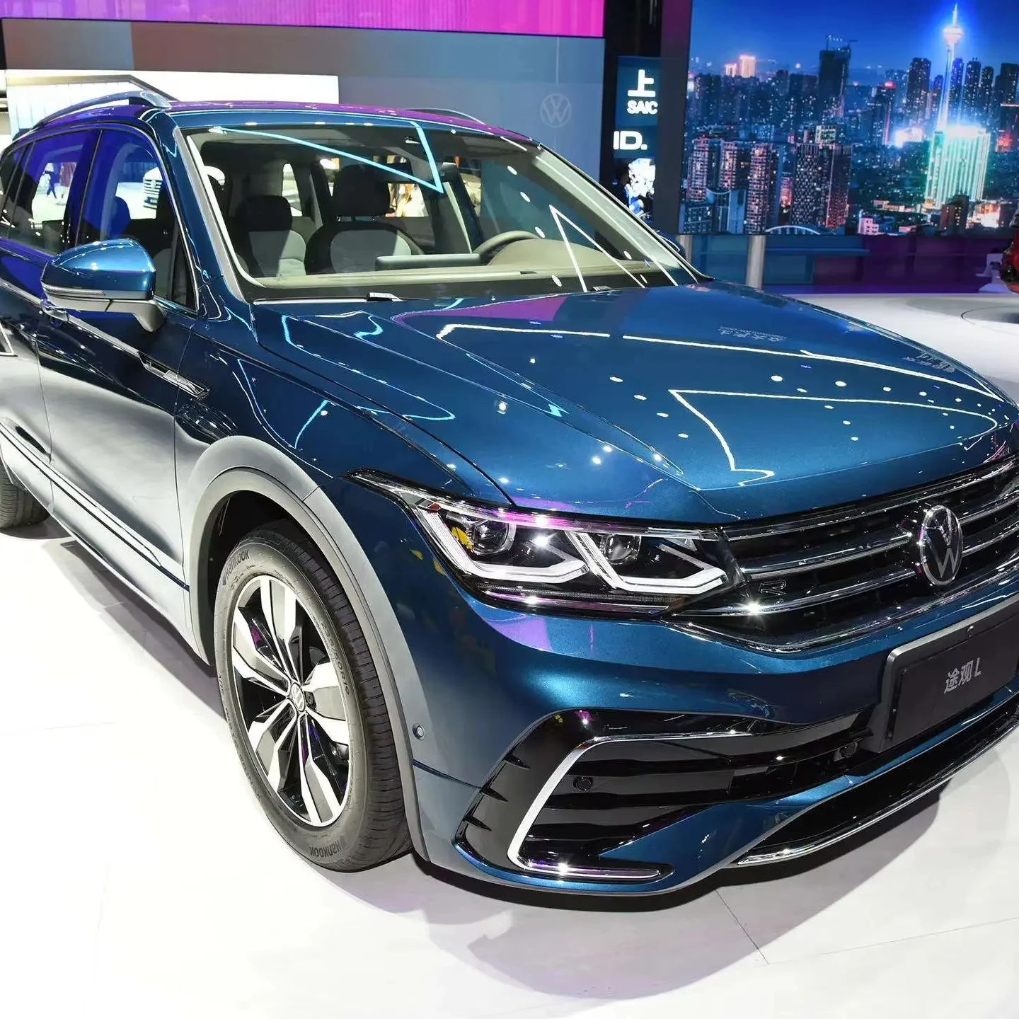 SAIC VOLKSWAGENs 2024 2025 vw Tiguan L Dragon Edition gas SUV Outstanding Style 300TSI 2WD New Car