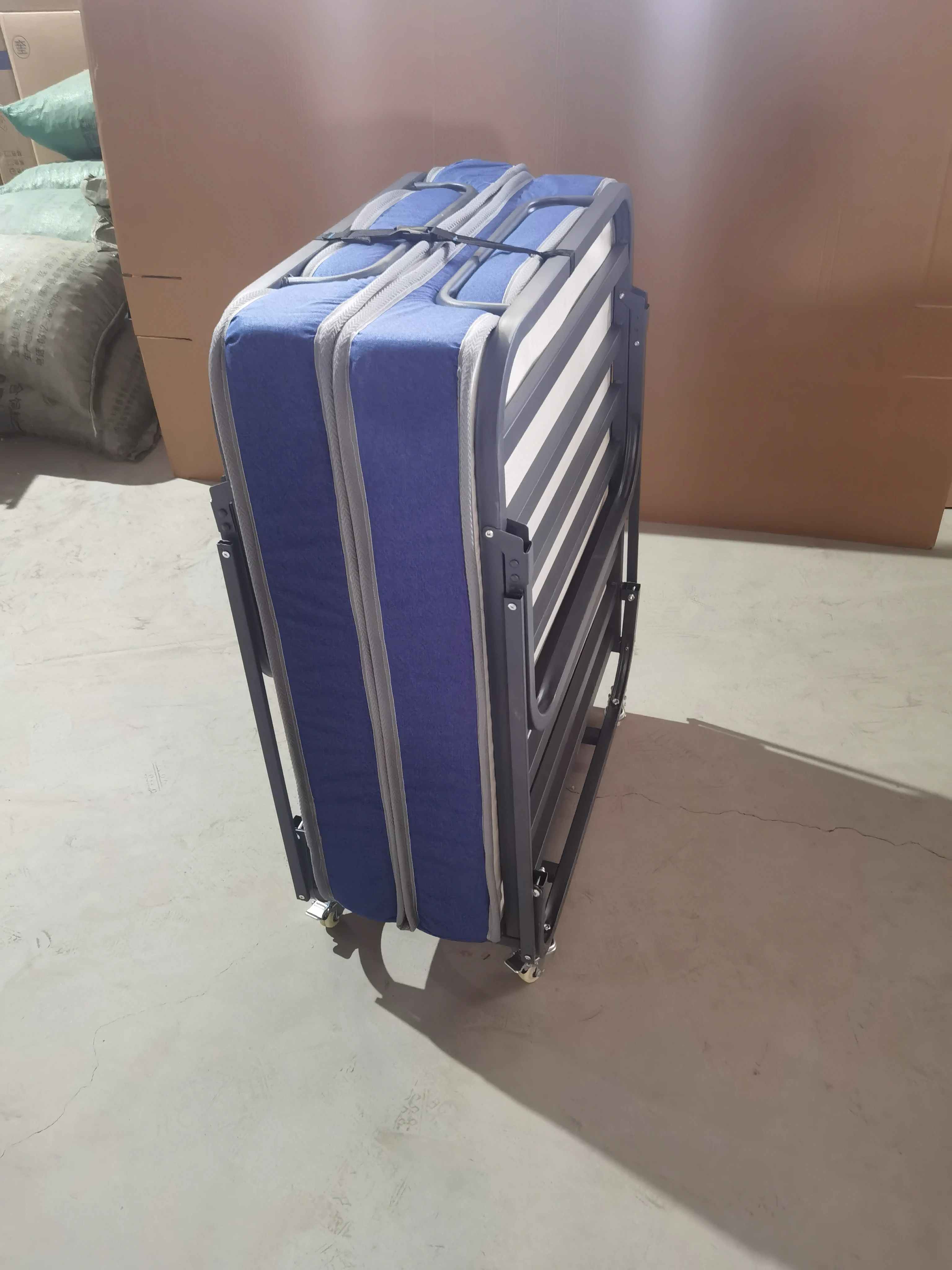 Wholesale Folding Bed Mattress Bed Frame Portable Foldable Roll Away Adult Bed for Guest Memory Foam Mattress