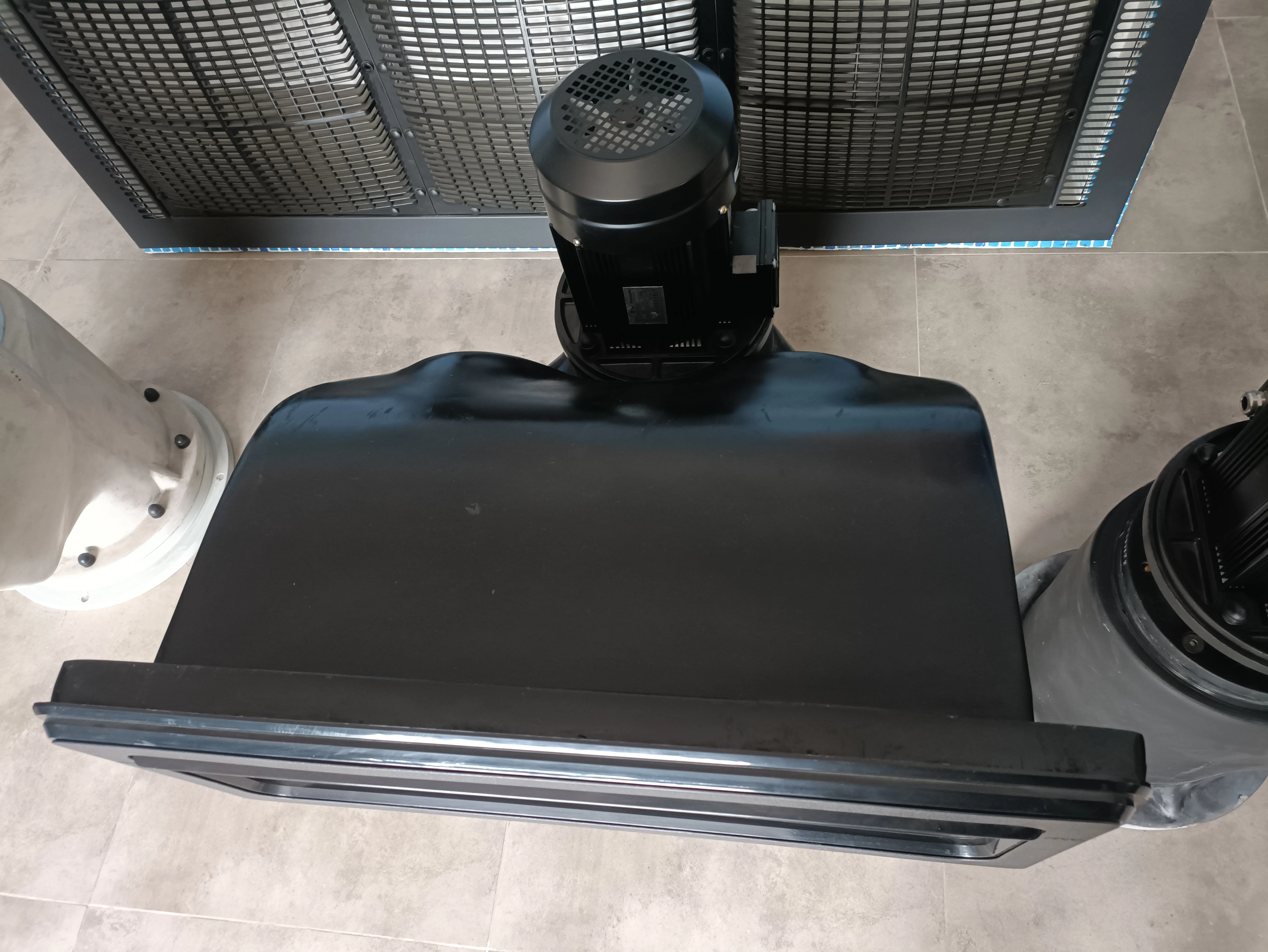 Embedded swimming pool mechanical spray wave pool making machine