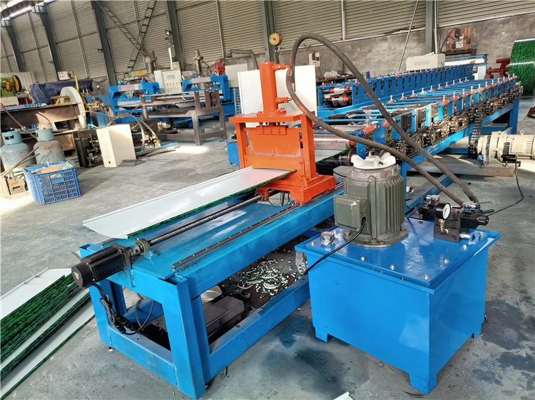 Factory customized metal fence profile automatic baffle plate pressing cold roll forming machine with high speed tracking cutter