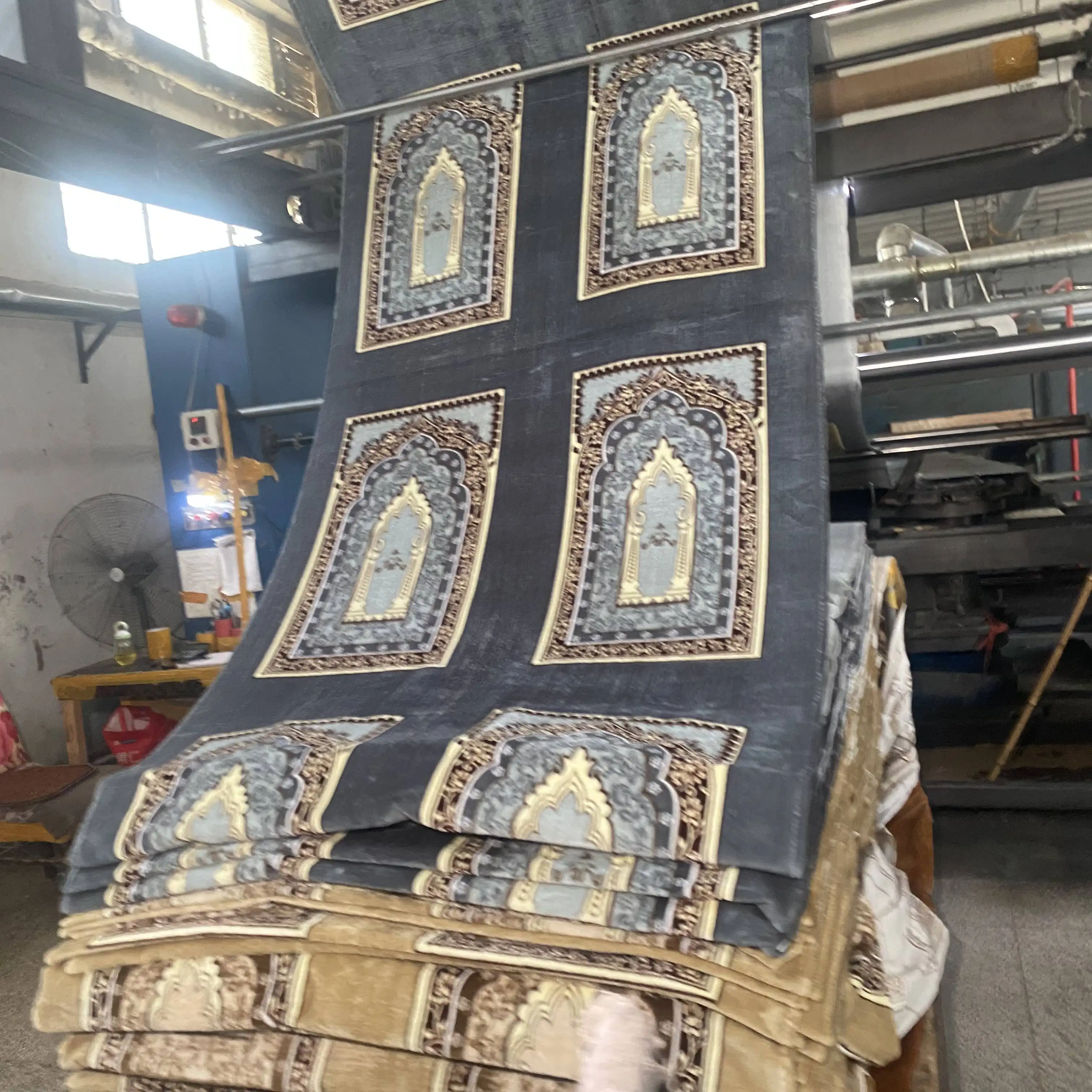 Дешевый материал ткани плюшевый ковер молитвенная ткань для мусульман