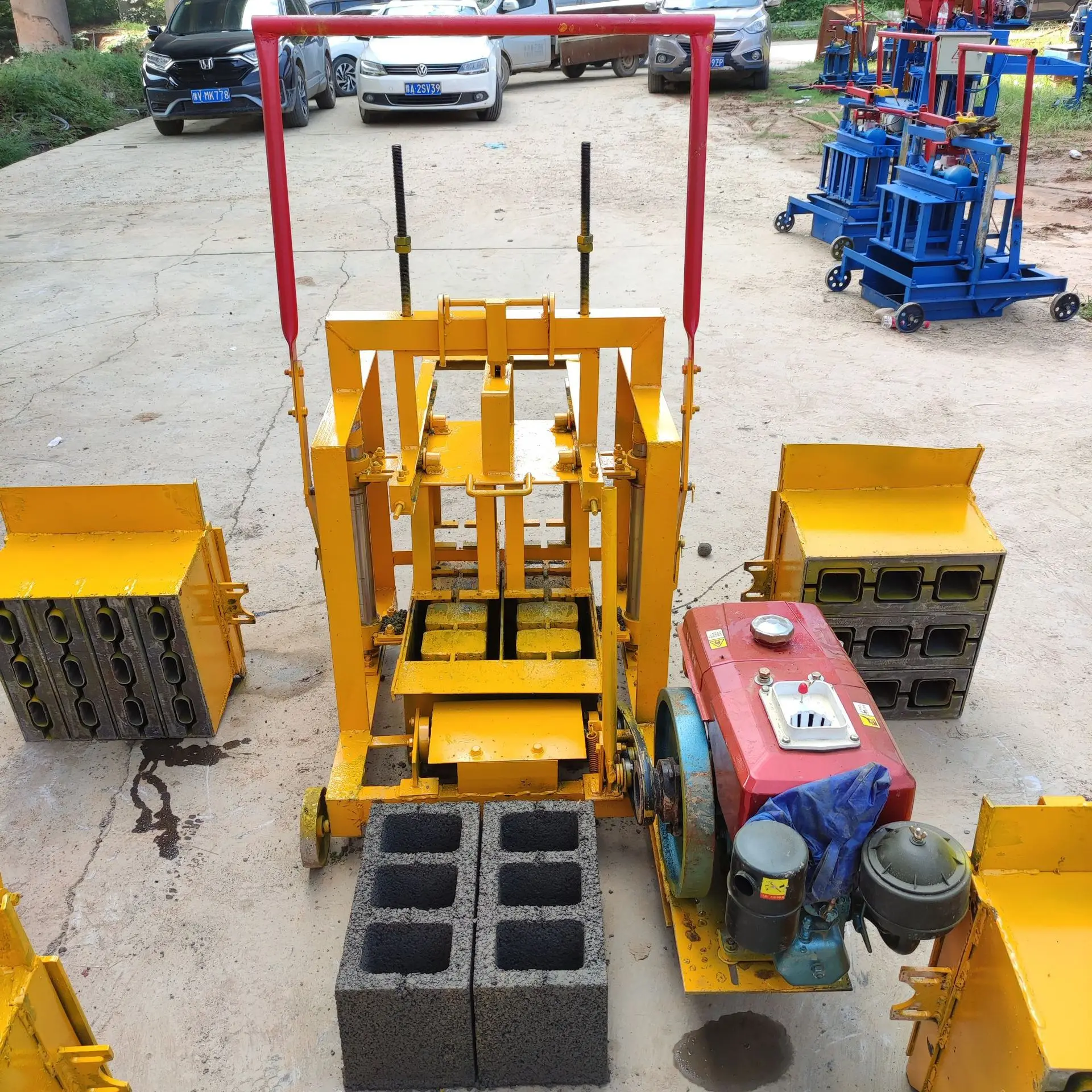 Машина для производства цементного кирпича мелкомасштабная Бытовая пустотелая машина