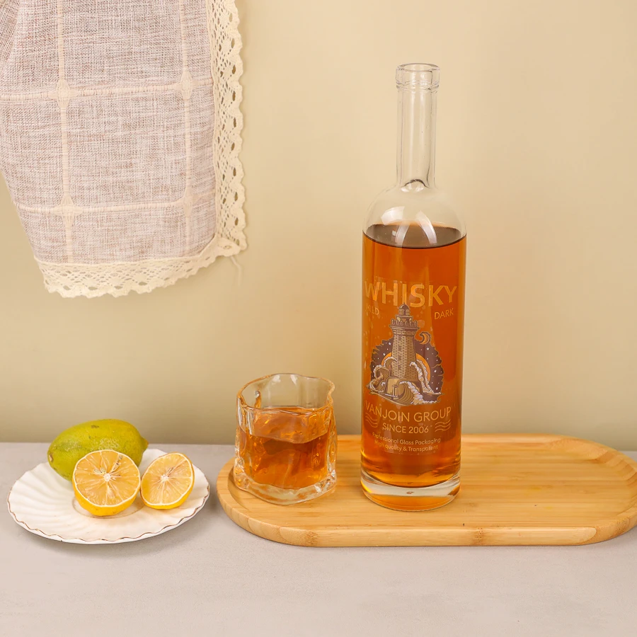 750 ml Transparent flint glass bottle liquor wine whisky vodka tall and thin glass bottles with wooden cork top
