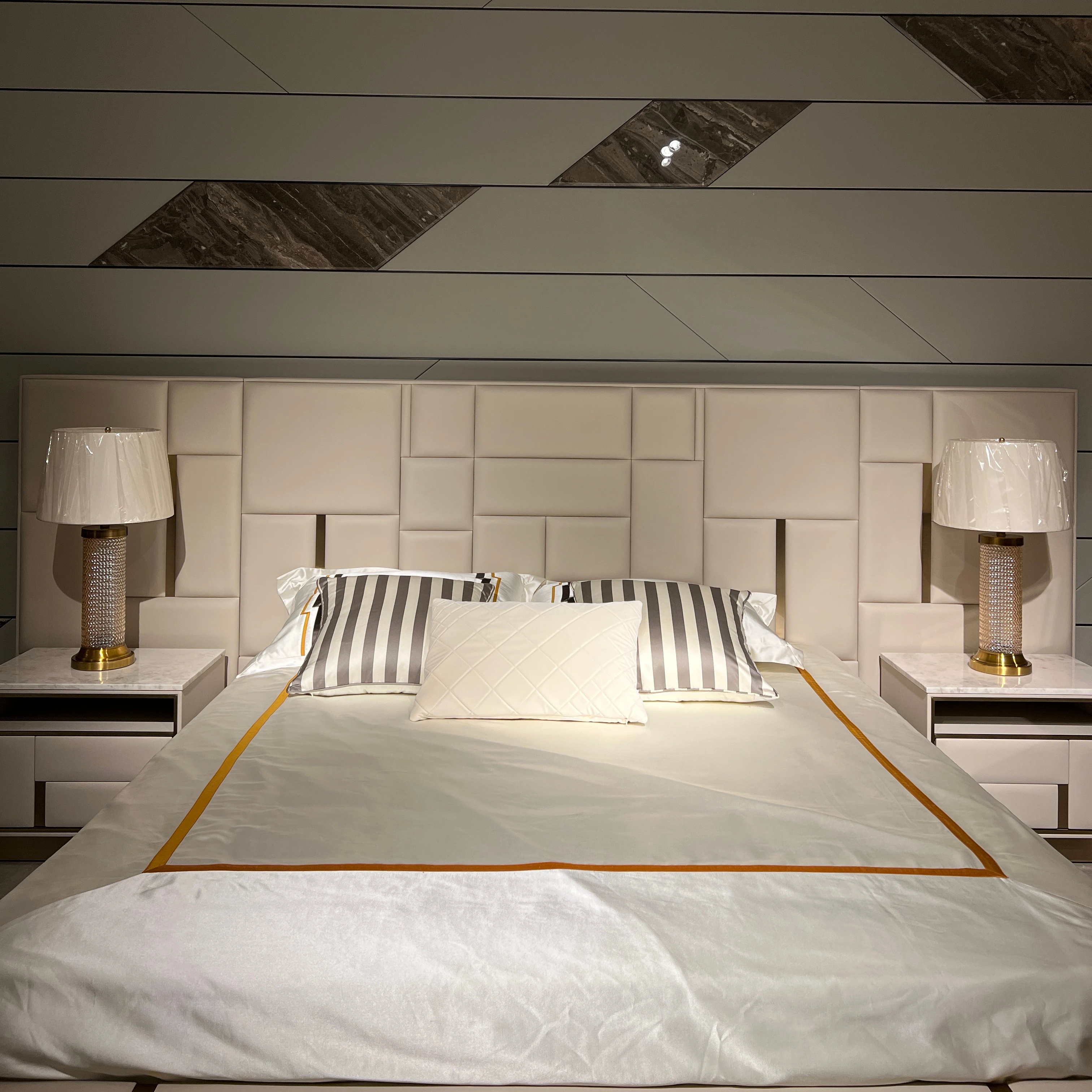 Beloved Elegant Modern Fashion Design Queen Bed Luxury Widescreen Double Bed with Soft Wooden Frame for Villa Bedroom