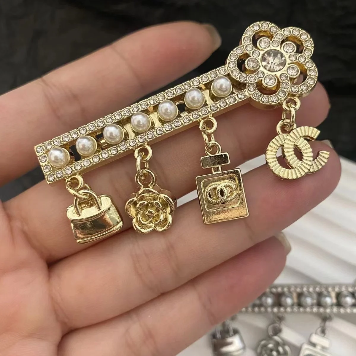 Wholesale Women Fashion Designer Jewelry Flower Crystal Pearls Beaded Gold Plated Pin Luxury Brand Brooches With Pendant