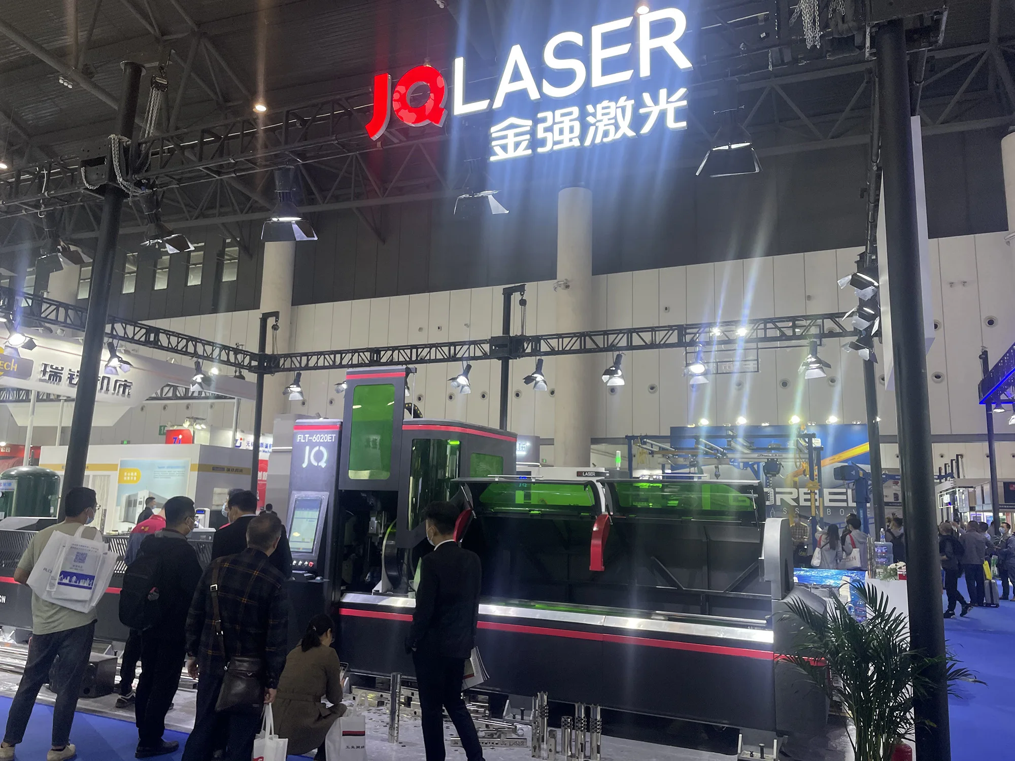 2 kw lazer cutter m1 6m rotary device automatic aluminium profiles square tube pipe cutters h-beams fiber laser cutting machine