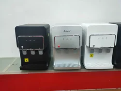 Настольный дешевый электронный охлаждающий дозатор для горячей/холодной/теплой воды с тремя смесителями